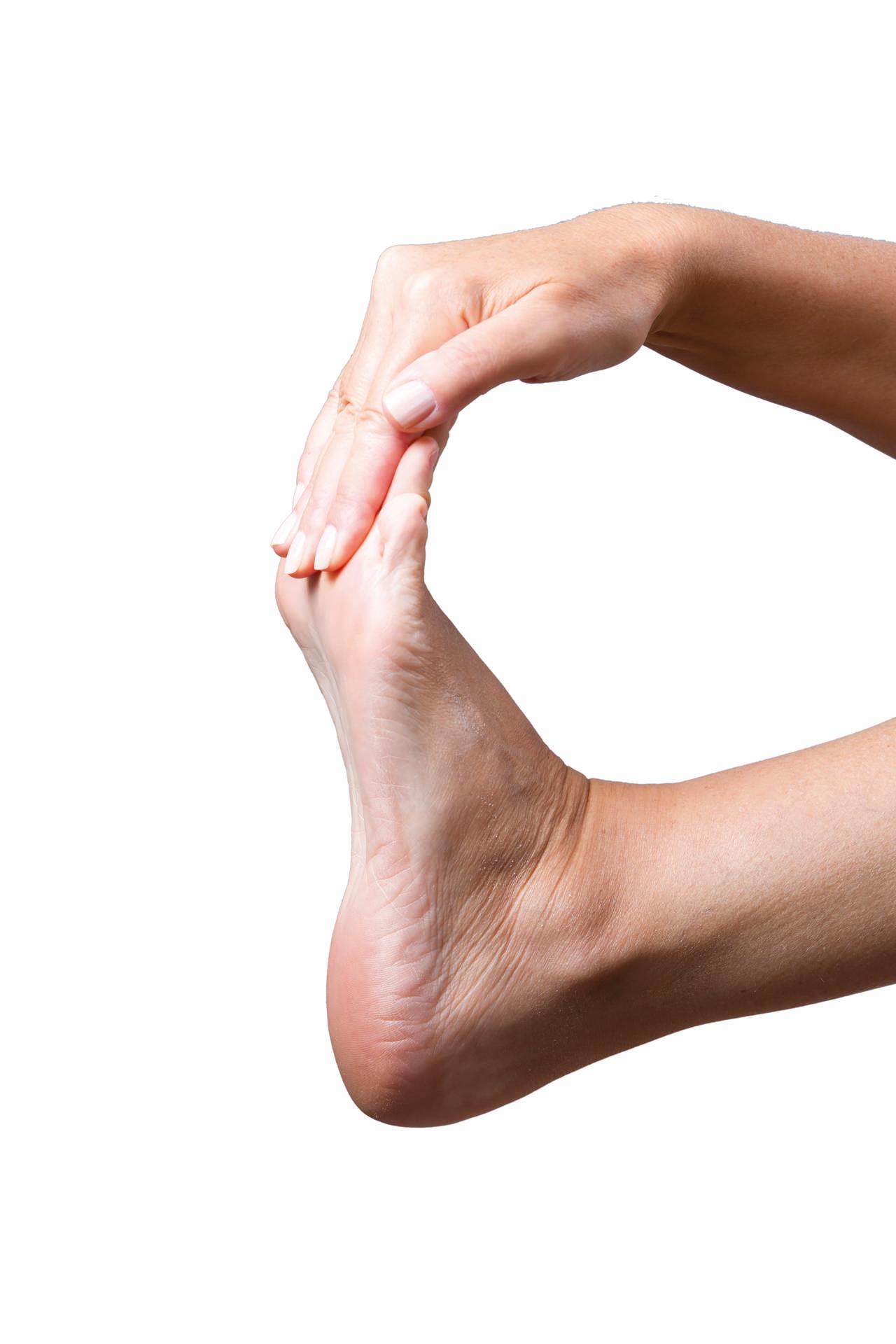 Schmerzen im fuß. Massage weiblicher Füße auf grauem Hintergrund