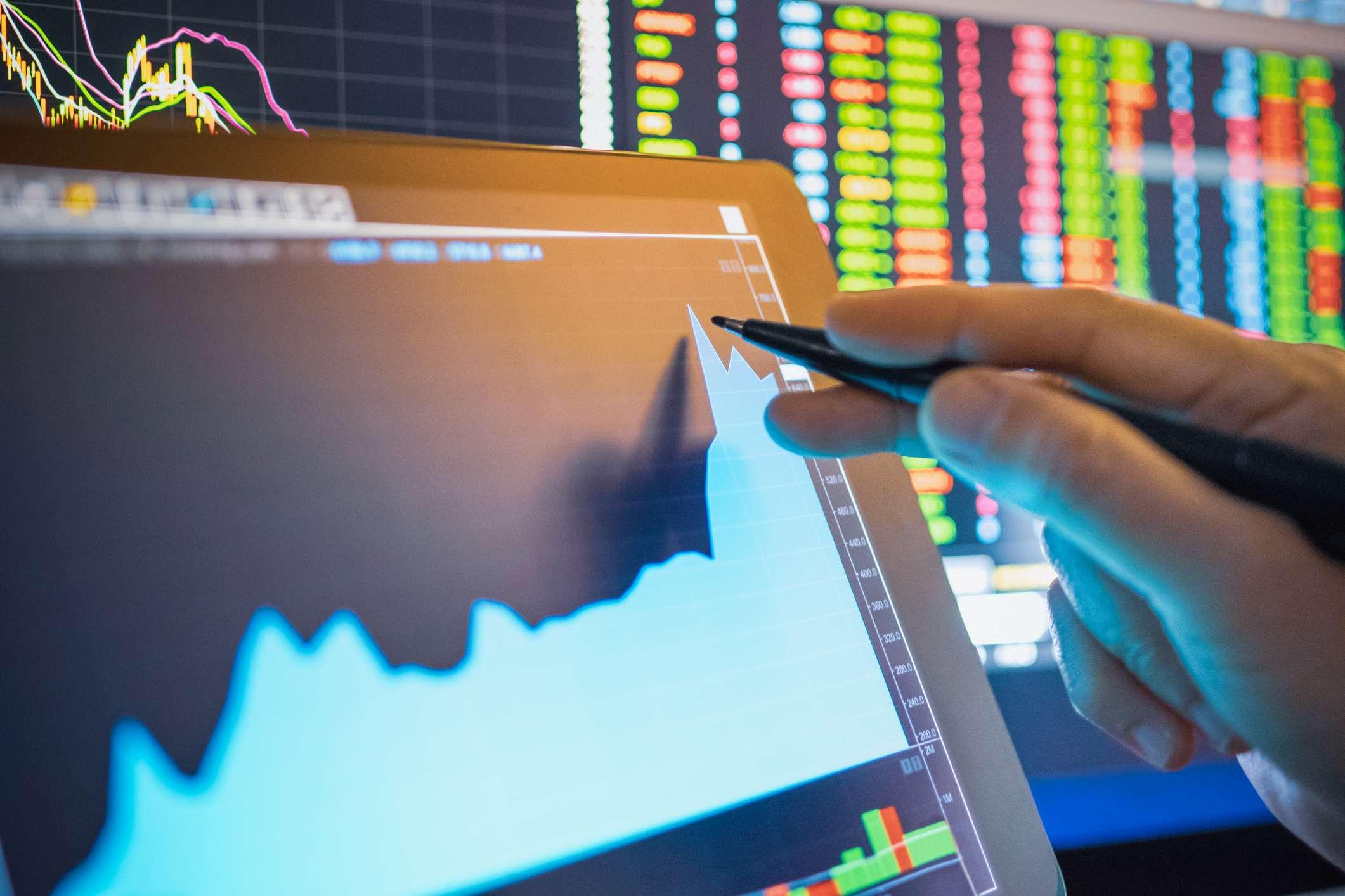 Geschäftsmannanalyse Aktiendiagramm in der Krise Covid-19 für Investitionen in den Aktienmarkt und Finanzgeschäftsplanung selektive Aktien für Börsencrash und Finanzkrise