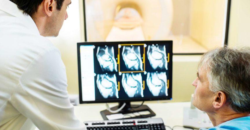 Ärzte betrachten Röntgenbilder auf dem Computermonitor.