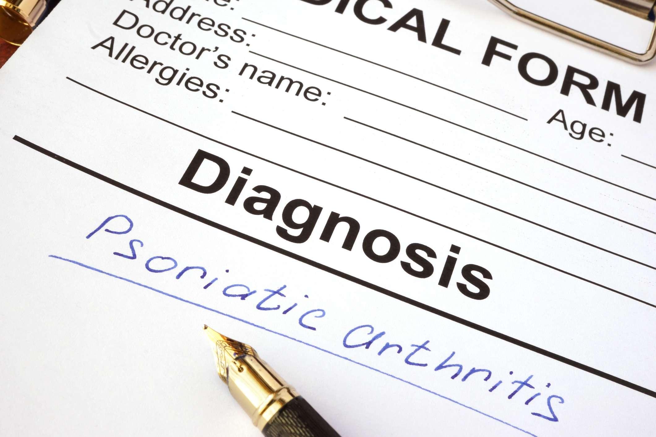 Medizinisches Formular mit Diagnose Psoriasis-Arthritis auf einem Tisch.