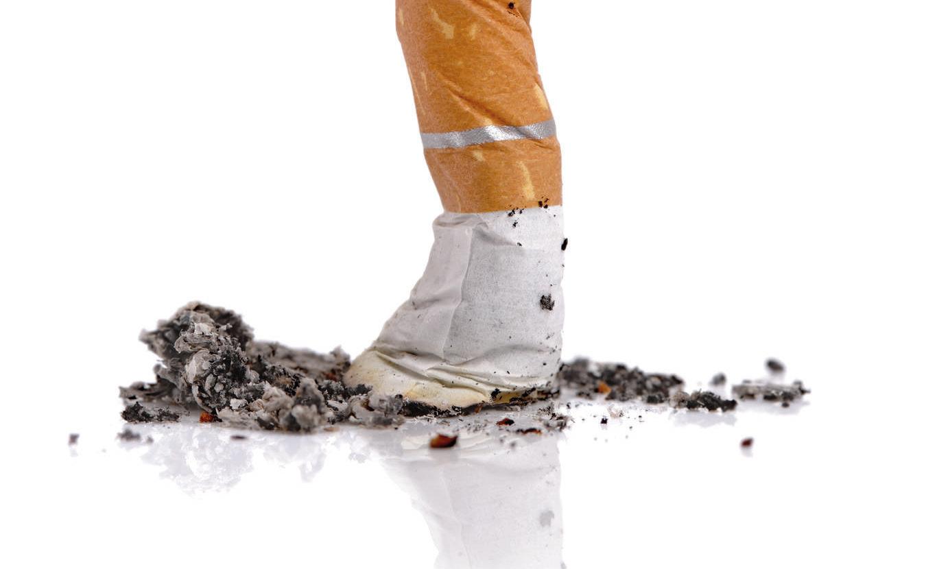 Erloschene Zigarettenkippe isoliert auf weißem Hintergrund