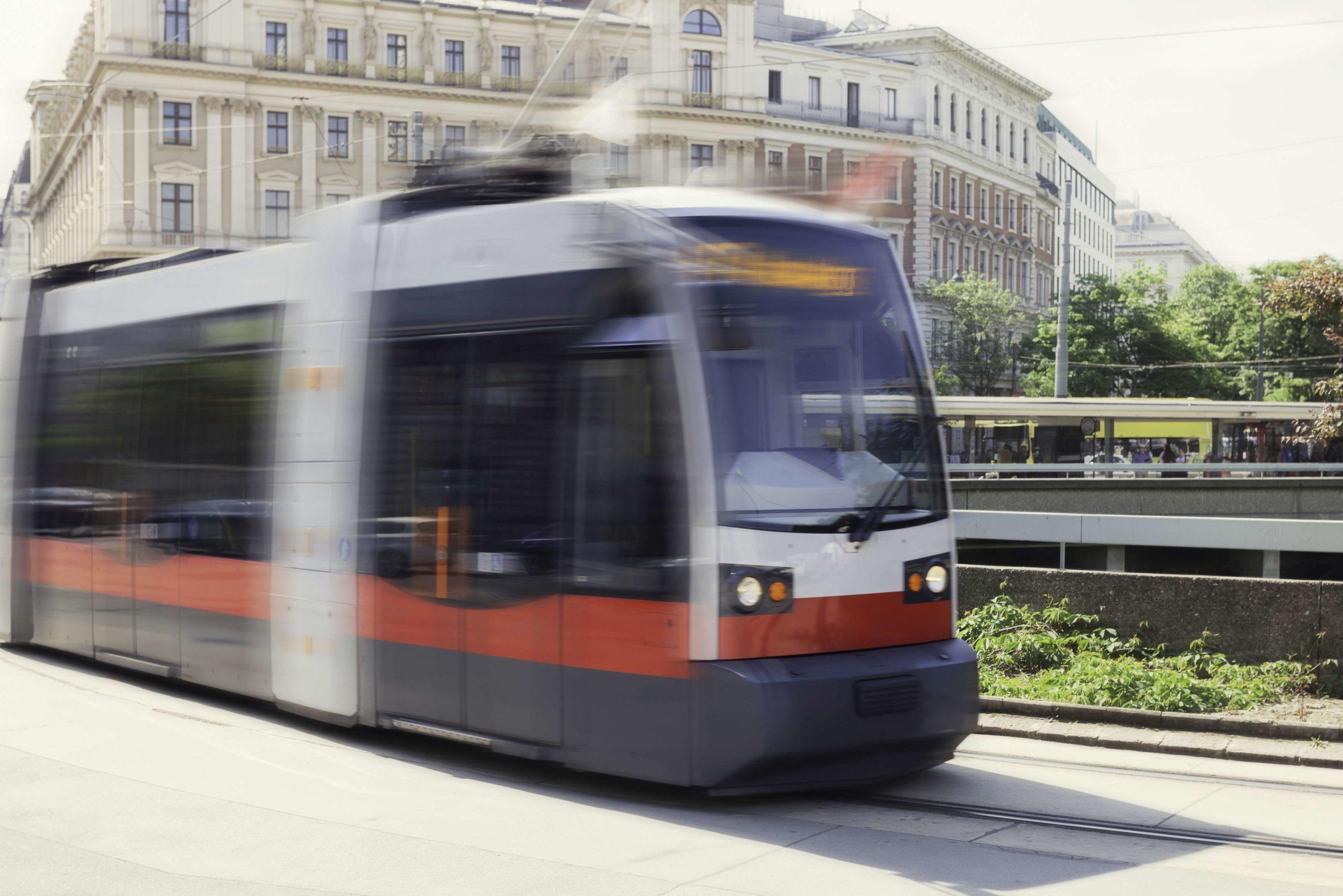Straßenbahn in Bewegung im Zentrum der zentralen Teile von Wien, Österreich.