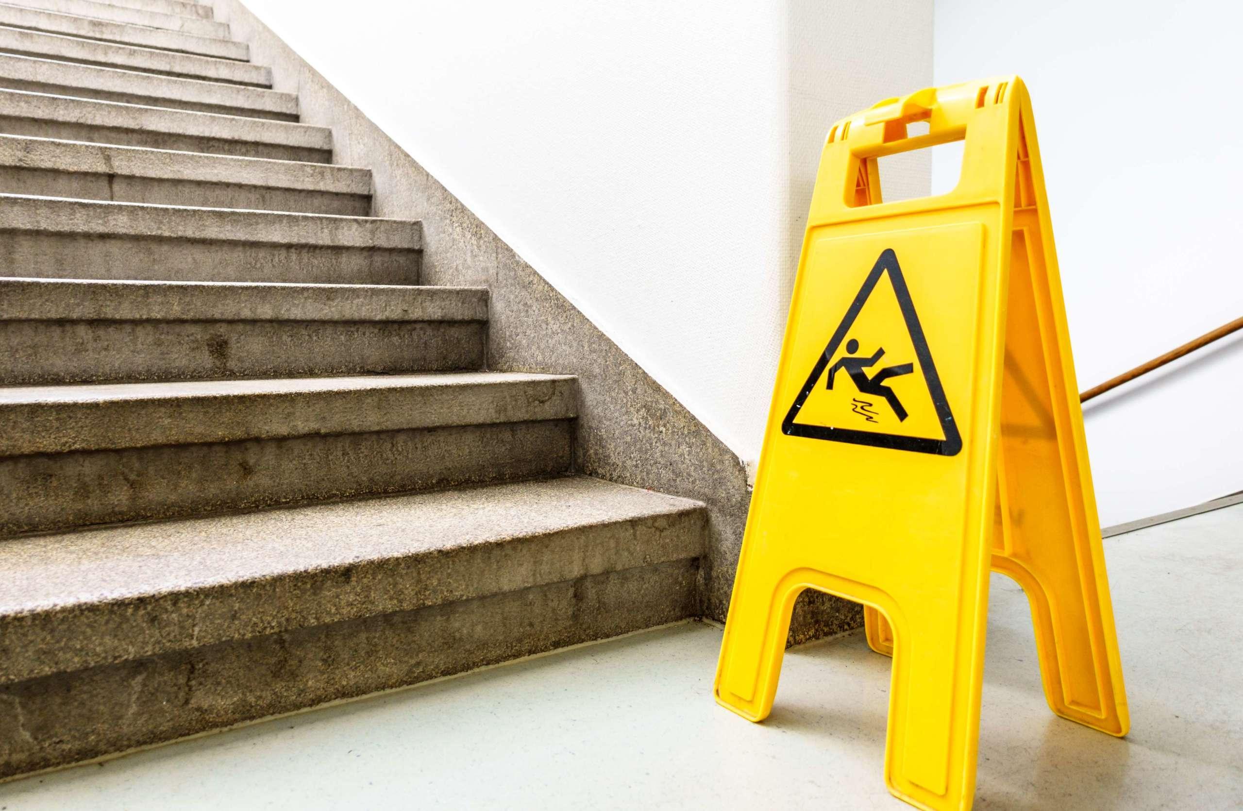 Achtung nasser Boden Schild an einer Treppe