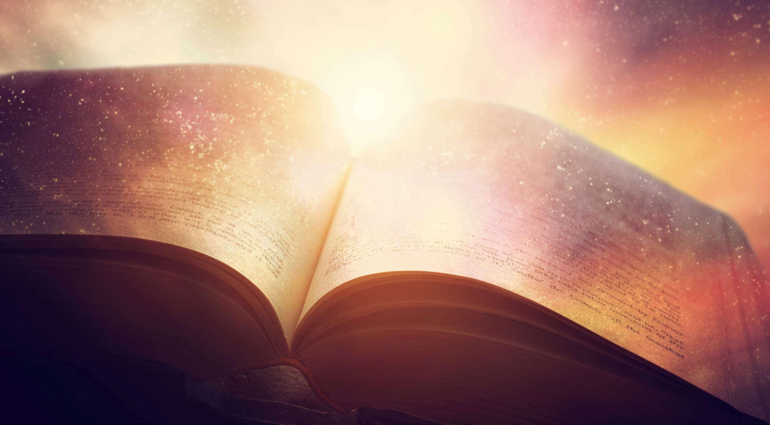 Öffnen Sie das alte Buch, das mit dem magischen Galaxienhimmel, dem Universum, den Sternen verschmolzen ist. Begriff von Literatur, Fantasie, Horoskop, Religion usw.