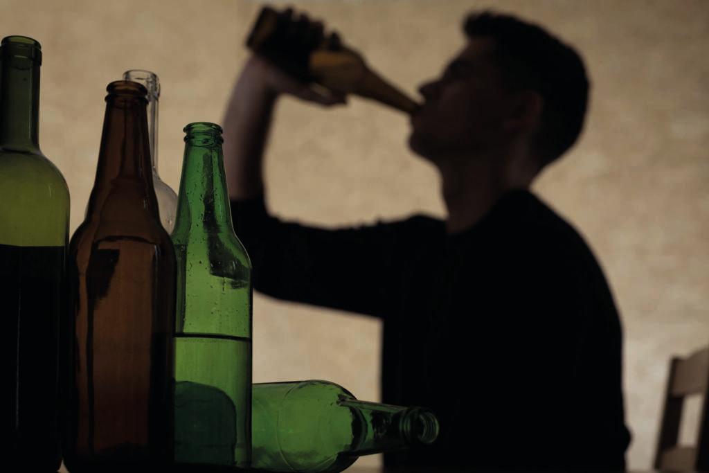 Alkoholismus unter jungen Leuten - Teenager, der Bier trinkt