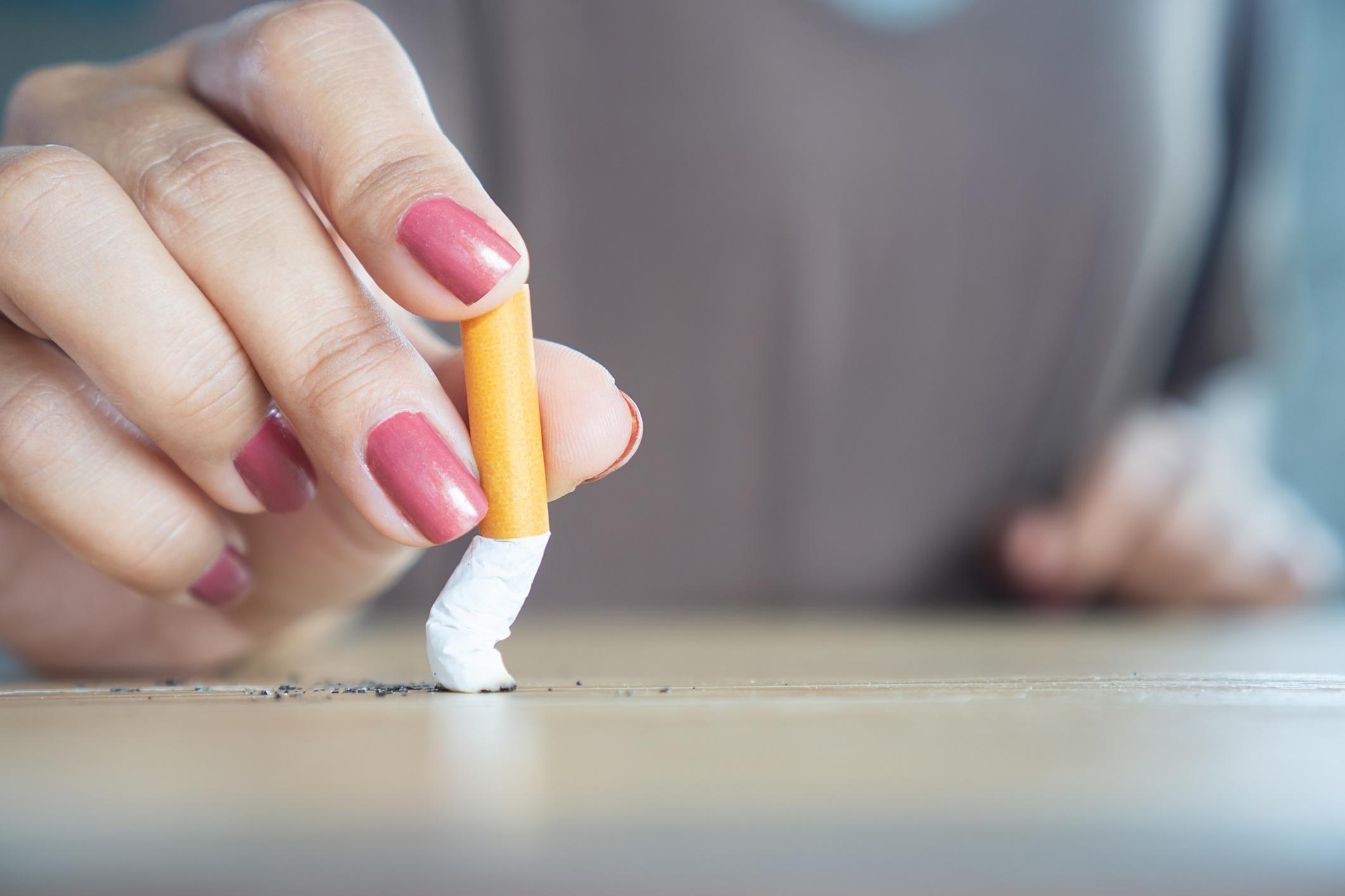 Nahaufnahme der Frau, die die Zigarette zerstört, das Konzept zu rauchen?