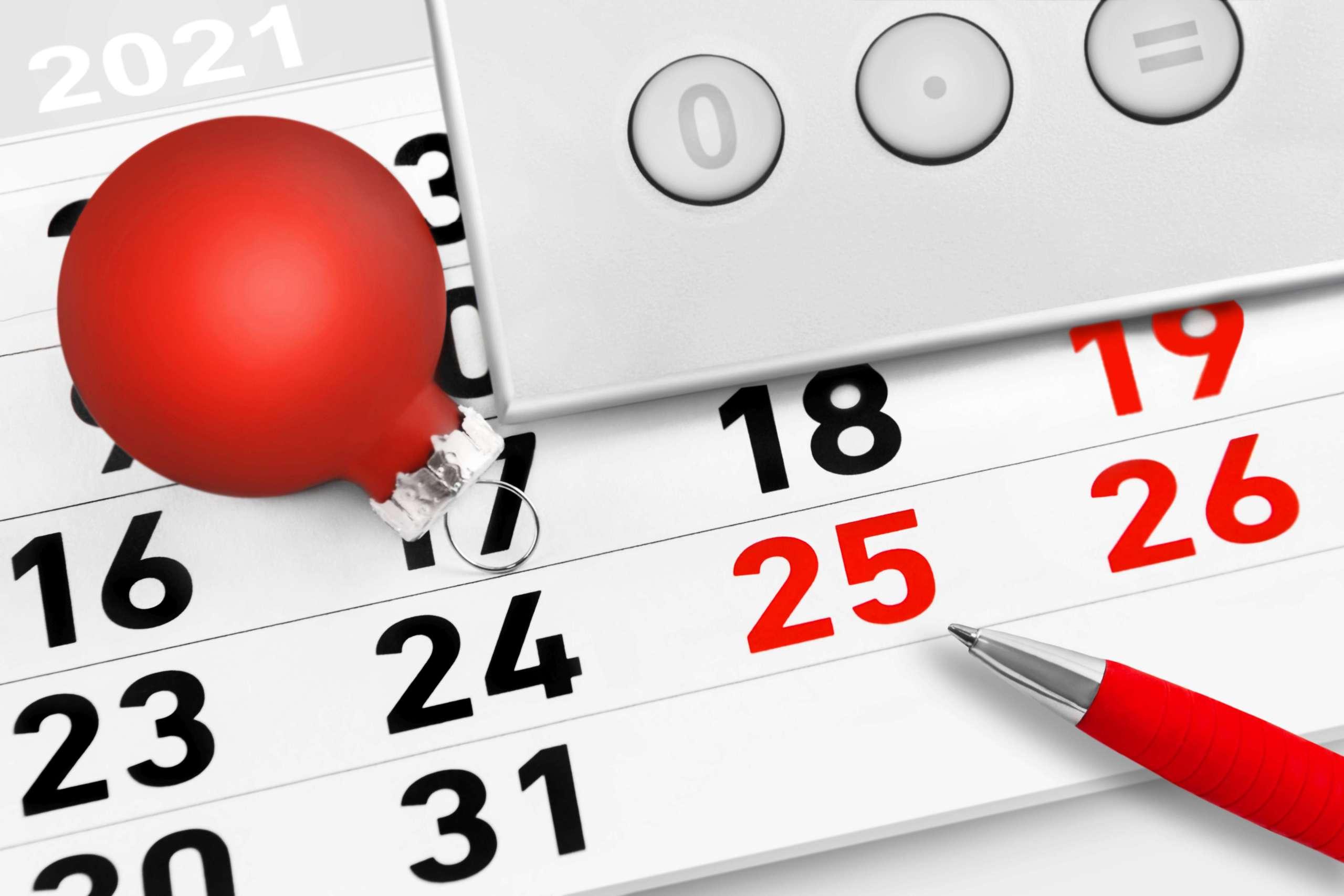 Kalender 2021 Weihnachtszeit und Taschenrechner mit Dekoration
