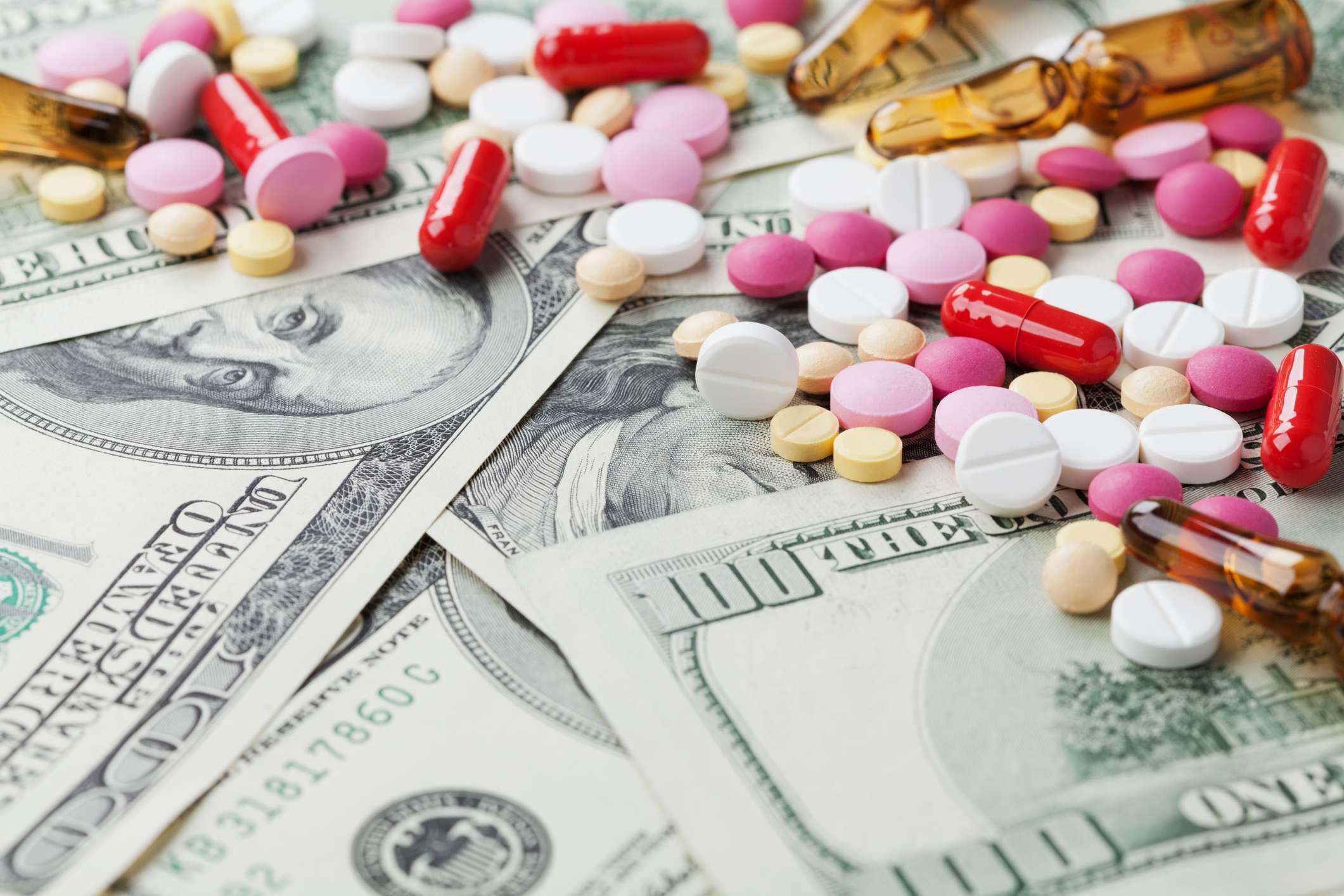 kosten medikament und behandlungskonzept, tabletten tabletten mit bargeld