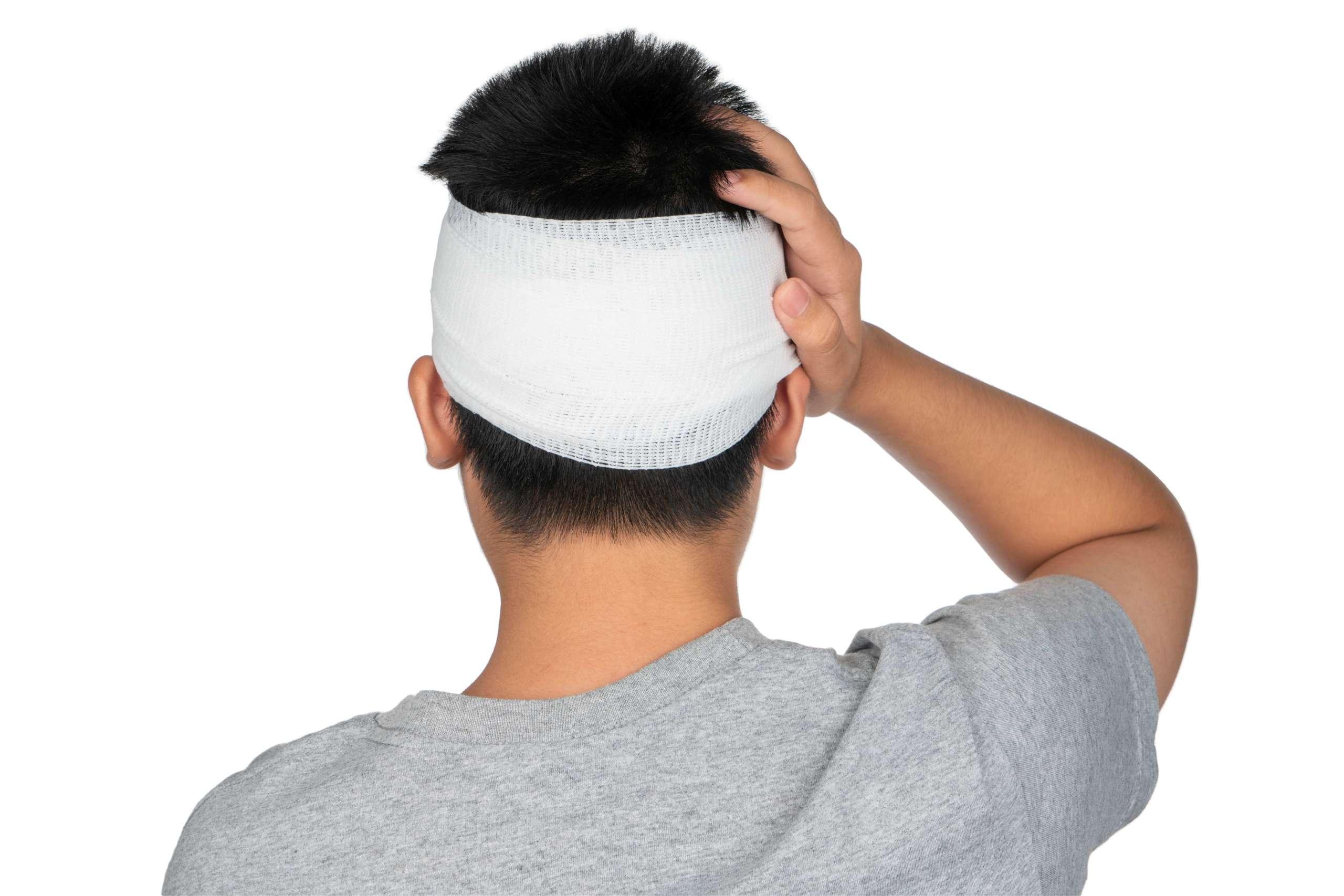 Kopfschuss unglücklicher Nahaufnahme Asiatischer Junge, der mit geschlossenen Augen an Kopfschmerzen leidet und den Kopf berührt. Kranker Junge, der mit einem kühlen Gelee auf seinem Kopf liegt.