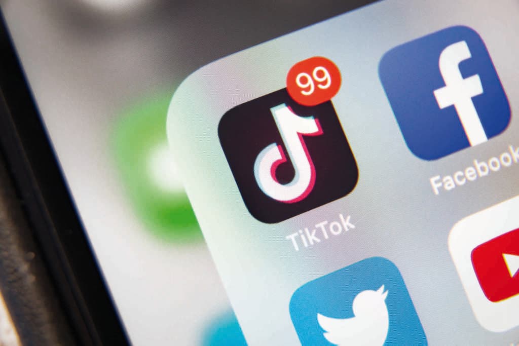 Tjumen, Russland - 21. Januar 2020: TikTok- und Facebook-Anwendung auf dem Bildschirm Apple iPhone XR