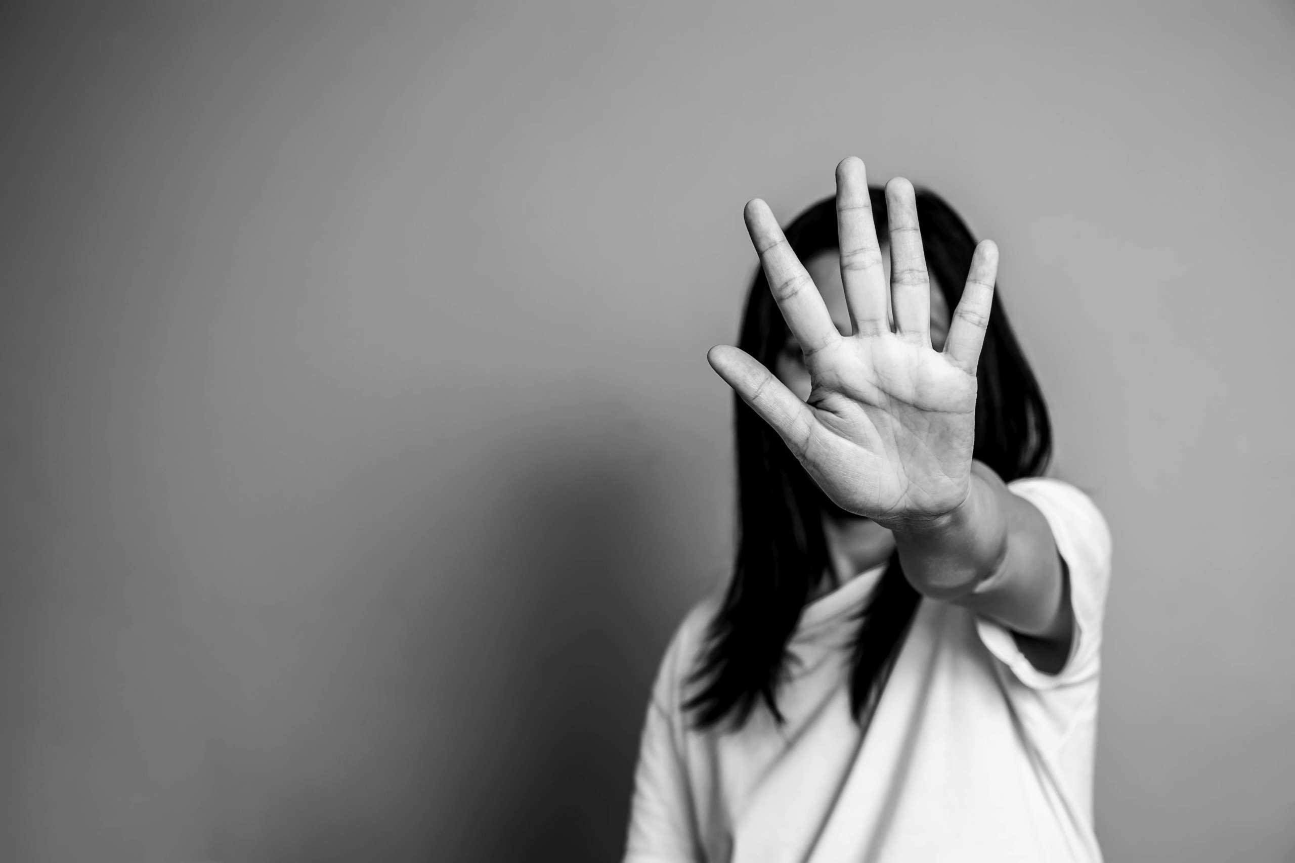 Frau hob ihre Hand, um davon abzubringen, Kampagne stoppt Gewalt gegen Frauen. Asiatische frau hob ihre hand, um mit kopierraum, schwarz-weißer farbe, davon abzubringen