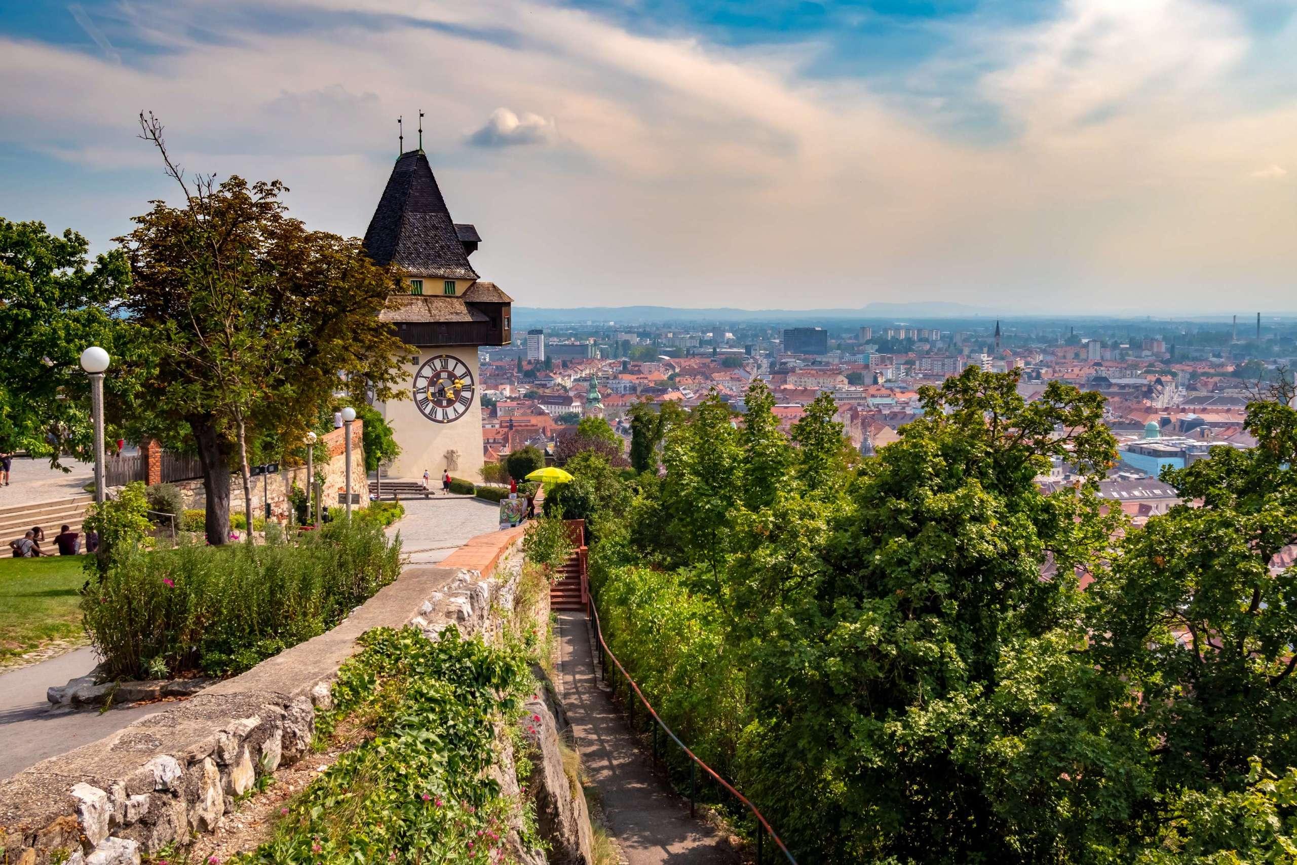 Blick auf den berühmten Uhrturm auf dem Schlossberg ca. August 2019 in Graz, Österreich.