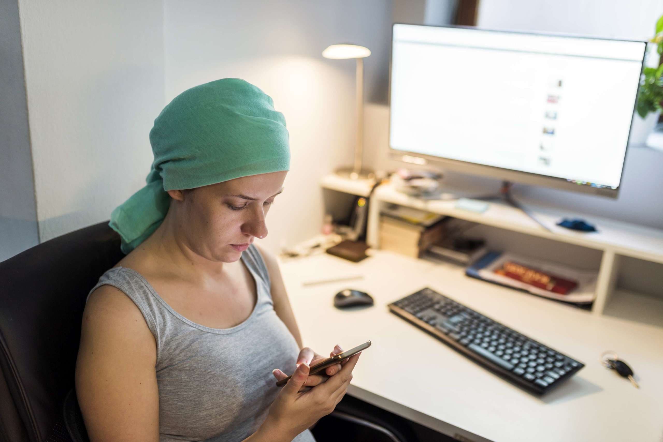 Arme Krebsfrau, die sich zu Hause schlecht fühlt