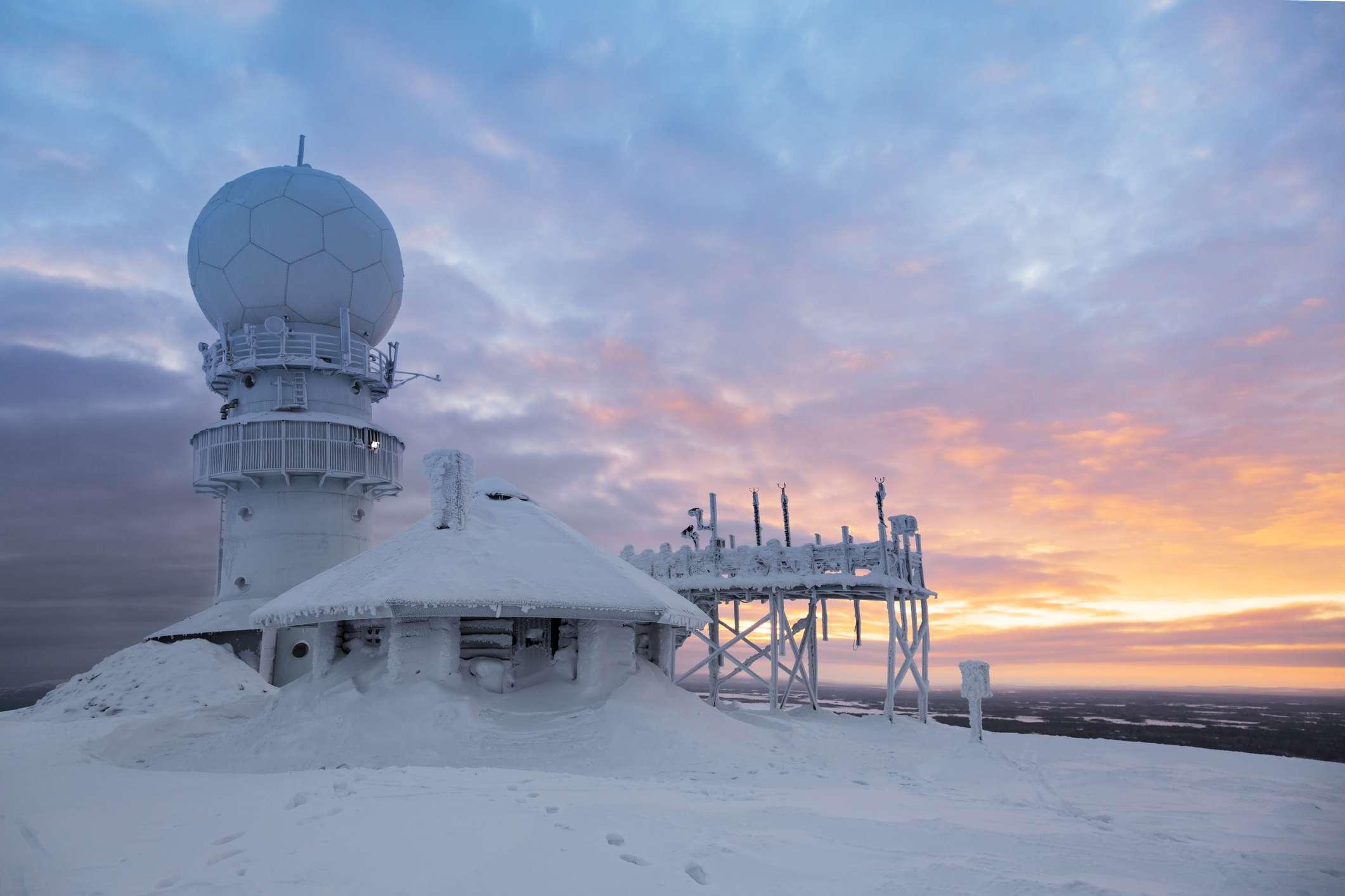 Wetterradarstation auf dem Gipfel des Berges - Finnland, Luosto