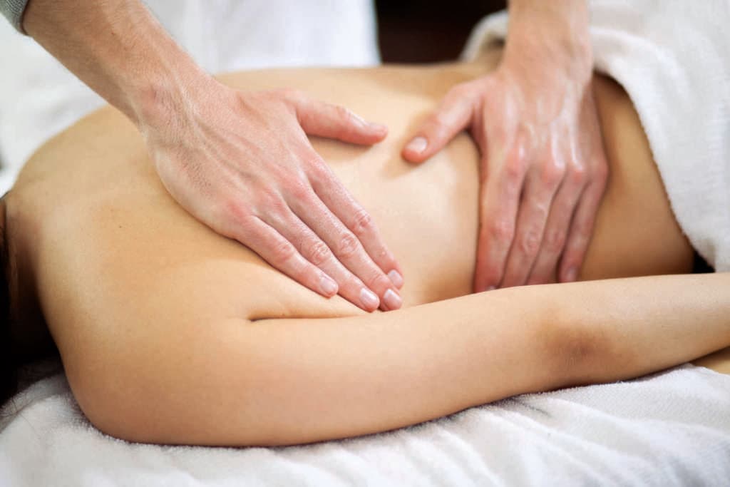Junge mollige Frau bekommt eine Rückenmassage in einem Gesundheits- und Schönheits-Spa