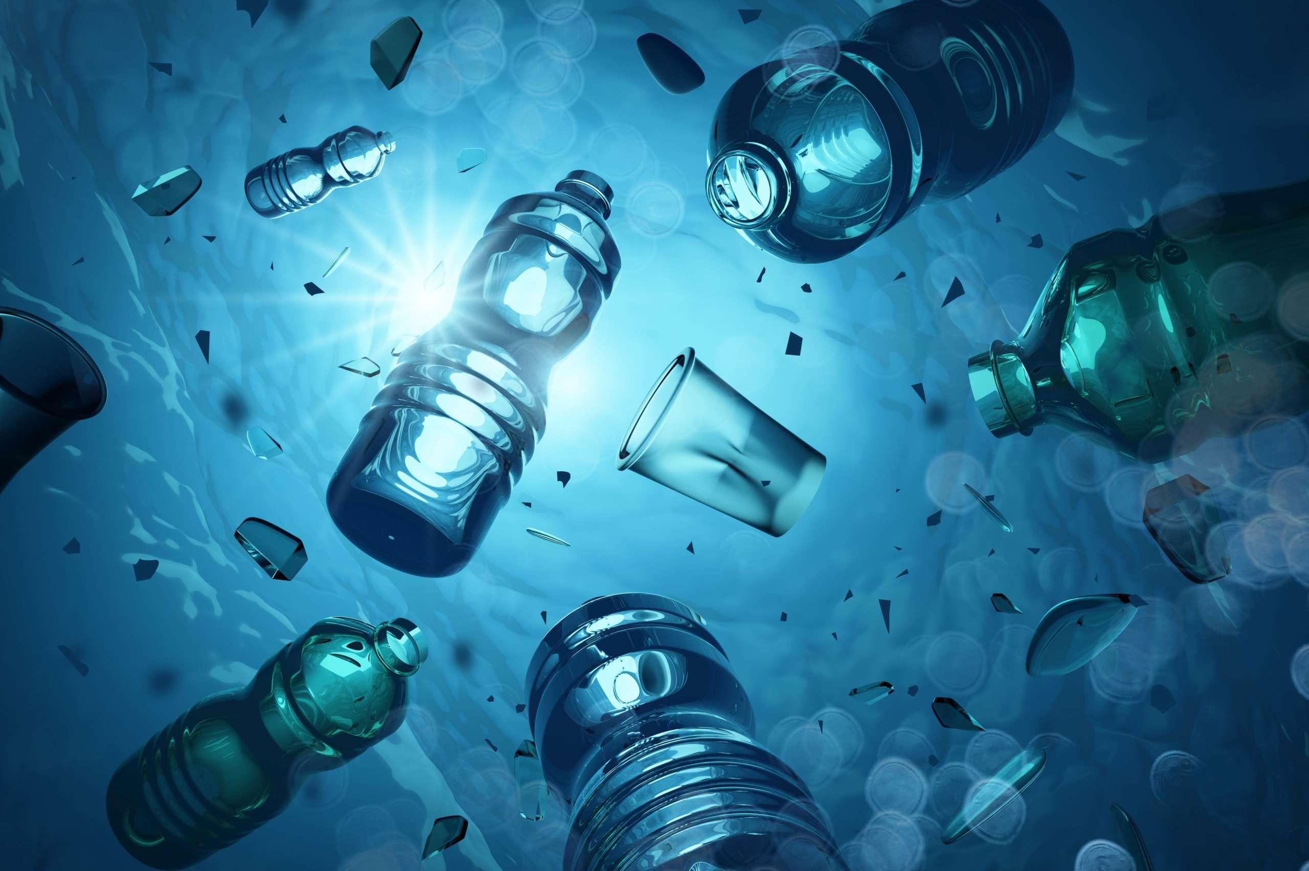 Problematische Plastikflaschen und Mikroplastik, die im offenen Meer schwimmen. Konzept der Meeresverschmutzung durch Plastik. 3D-Darstellung