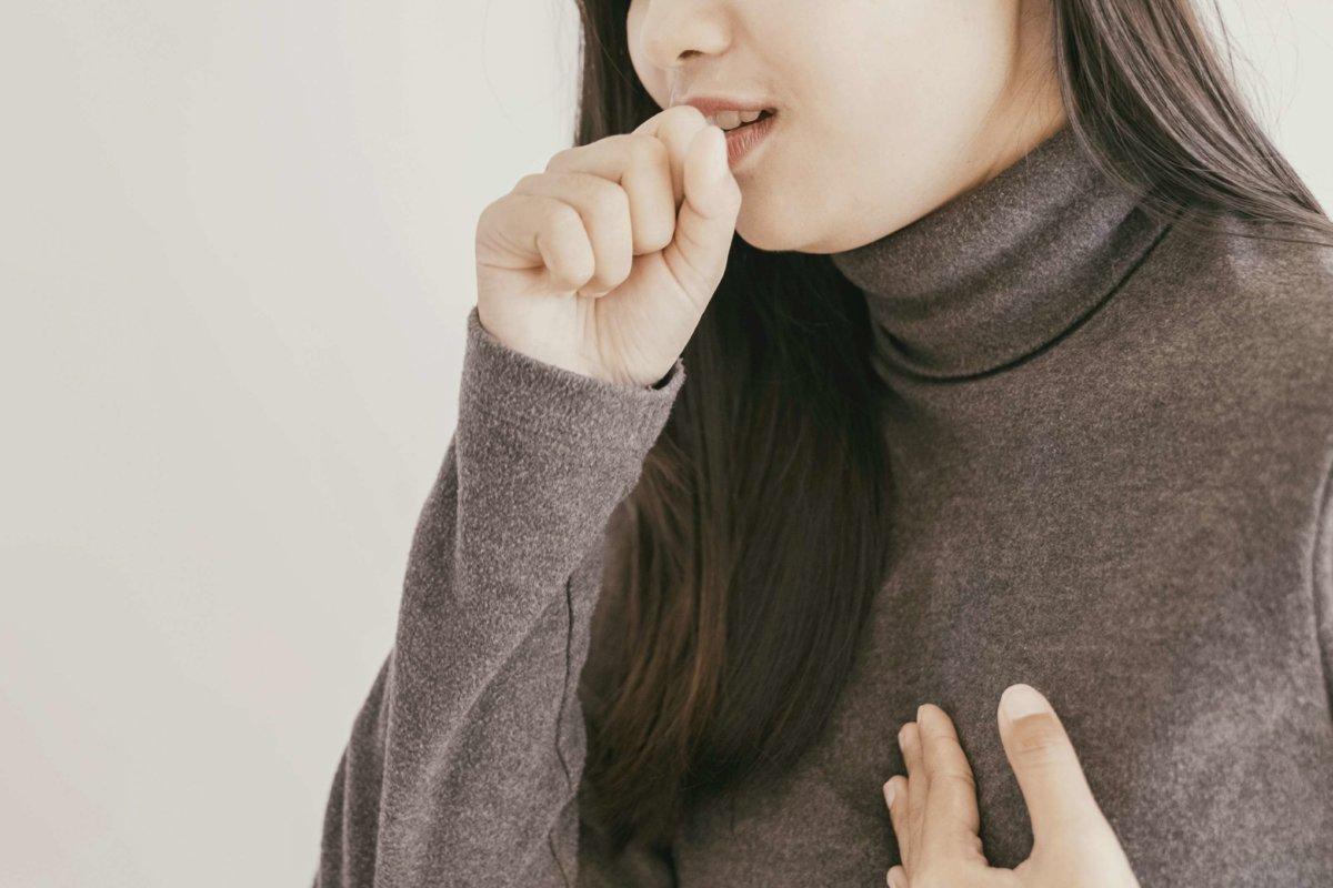 Nahaufnahme einer jungen asiatischen Frau, die an Erkältung und Grippe, COPD, Lungenentzündung, Bronchitis, Asthma,