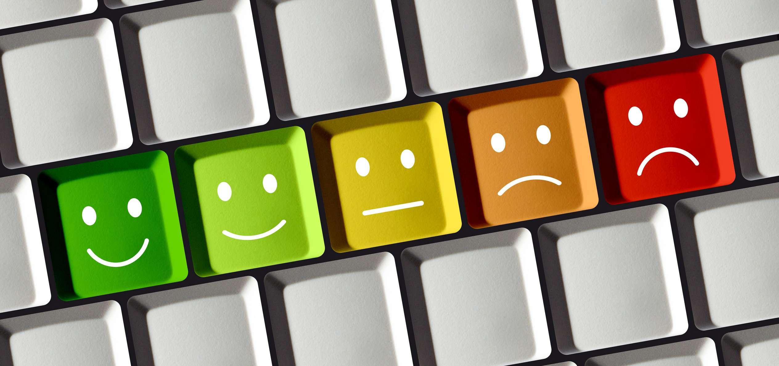Computertastatur mit farbigen Tasten, die positive und negative Emotionen von rot über gelb bis grün zeigen