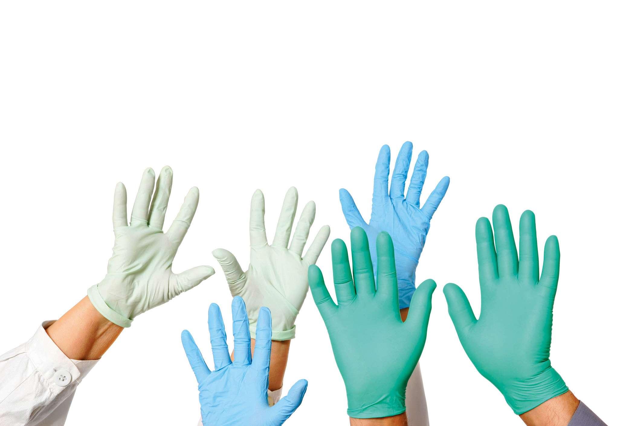 Viele Ärzte Hände in Handschuhen, isoliert auf weiss.