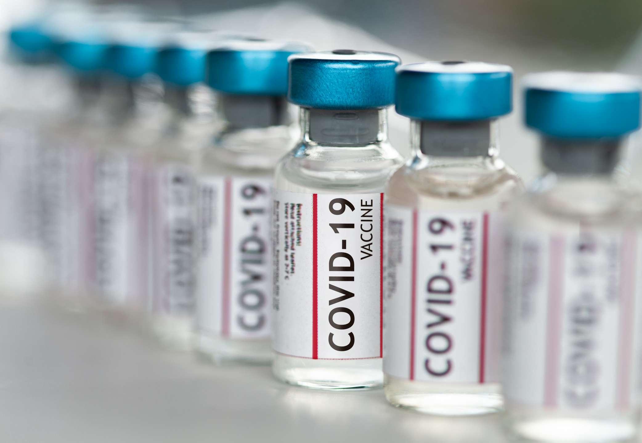 Covid-19 Coronavirus Impfstofffläschchen in einer Reihe Makro Nahaufnahme