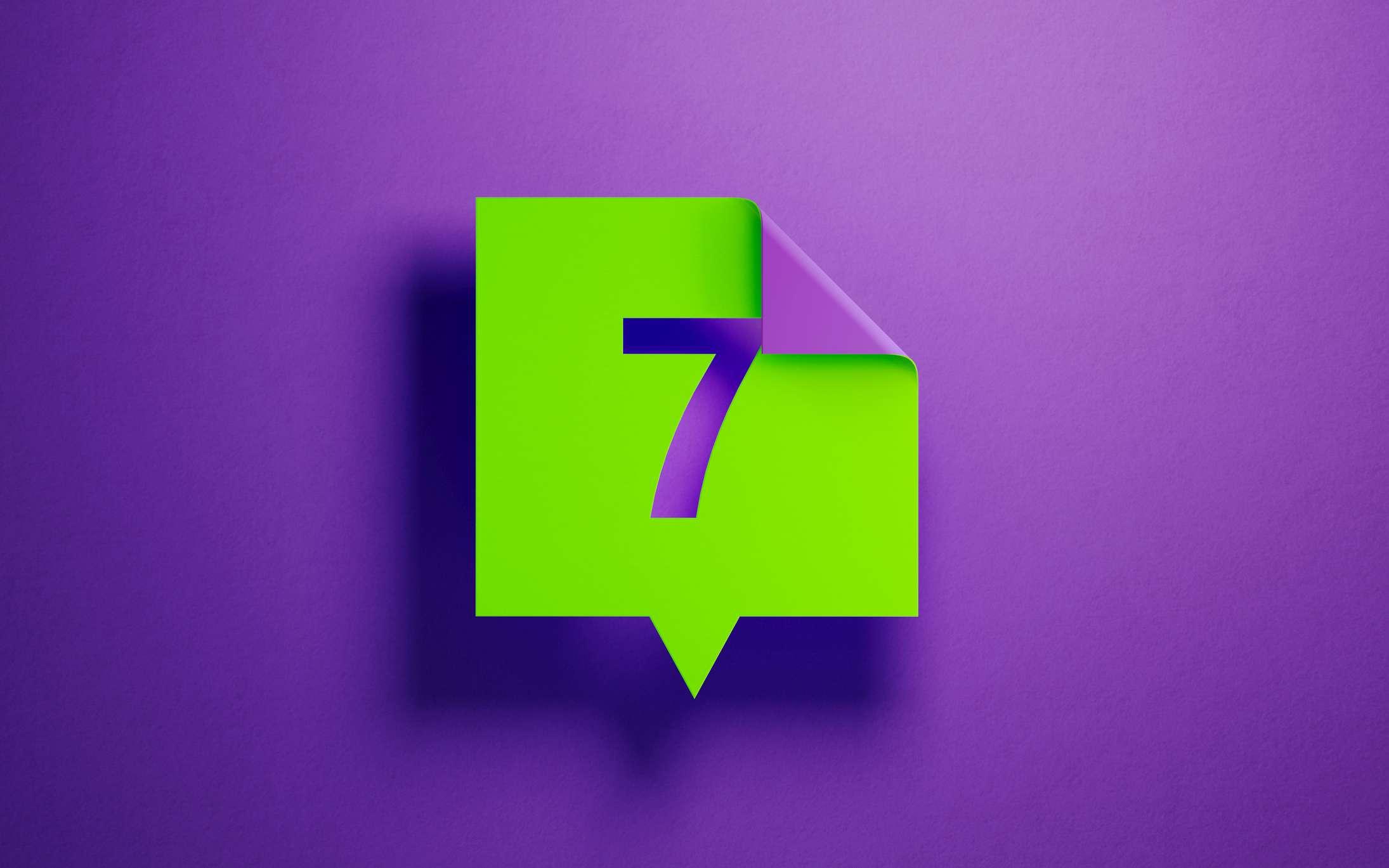 Neonfarbene Nummer sieben auf violettem Hintergrund. Horizontale Komposition mit Kopierraum.