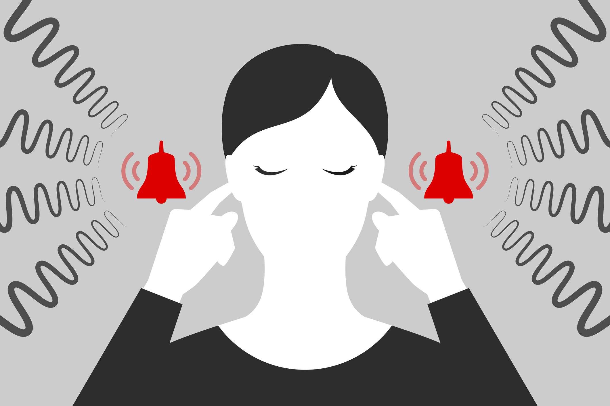 Frau verstopft ihre Ohren mit Fingern, wenn sie an Tinnitus leidet