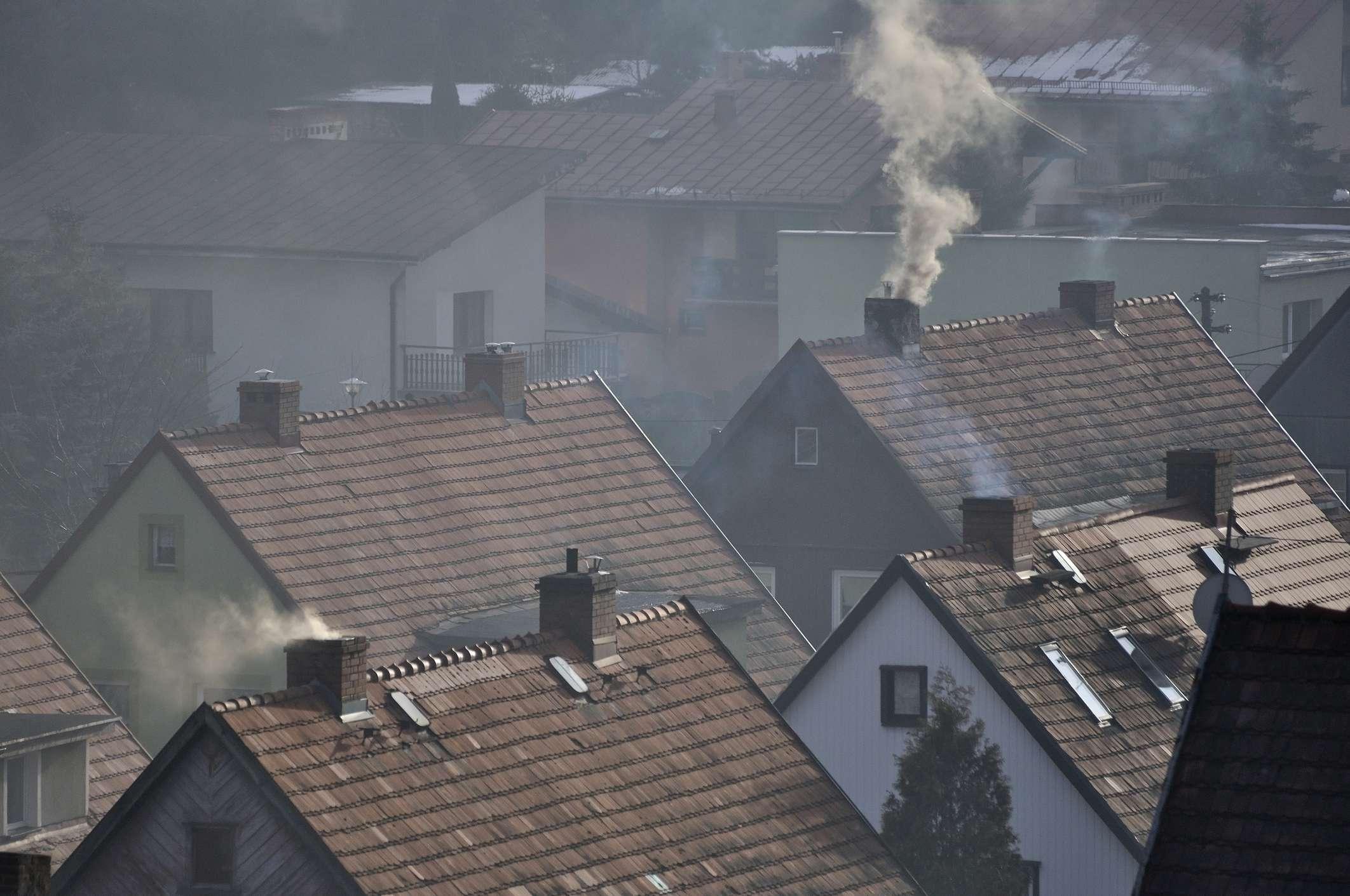 Häuser und schmutziger Rauch aus dem Schornstein