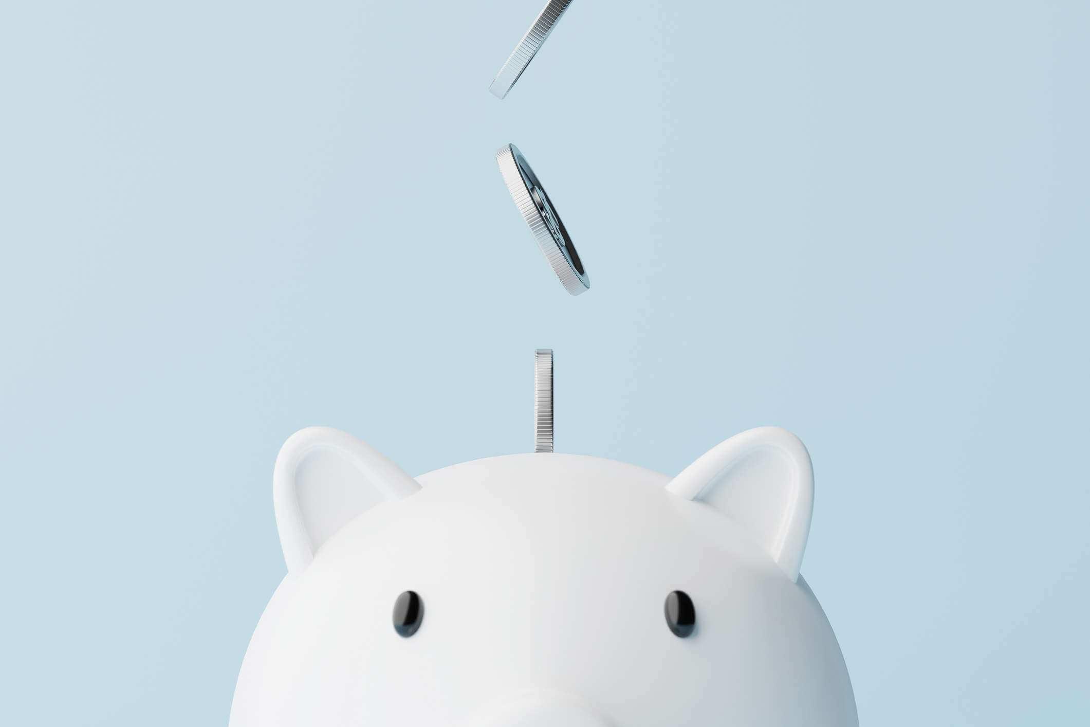 Sparen Sie Geld und Investitionskonzept. Closeup Sparschwein und Silbermünzen fallen. 3D-Darstellung