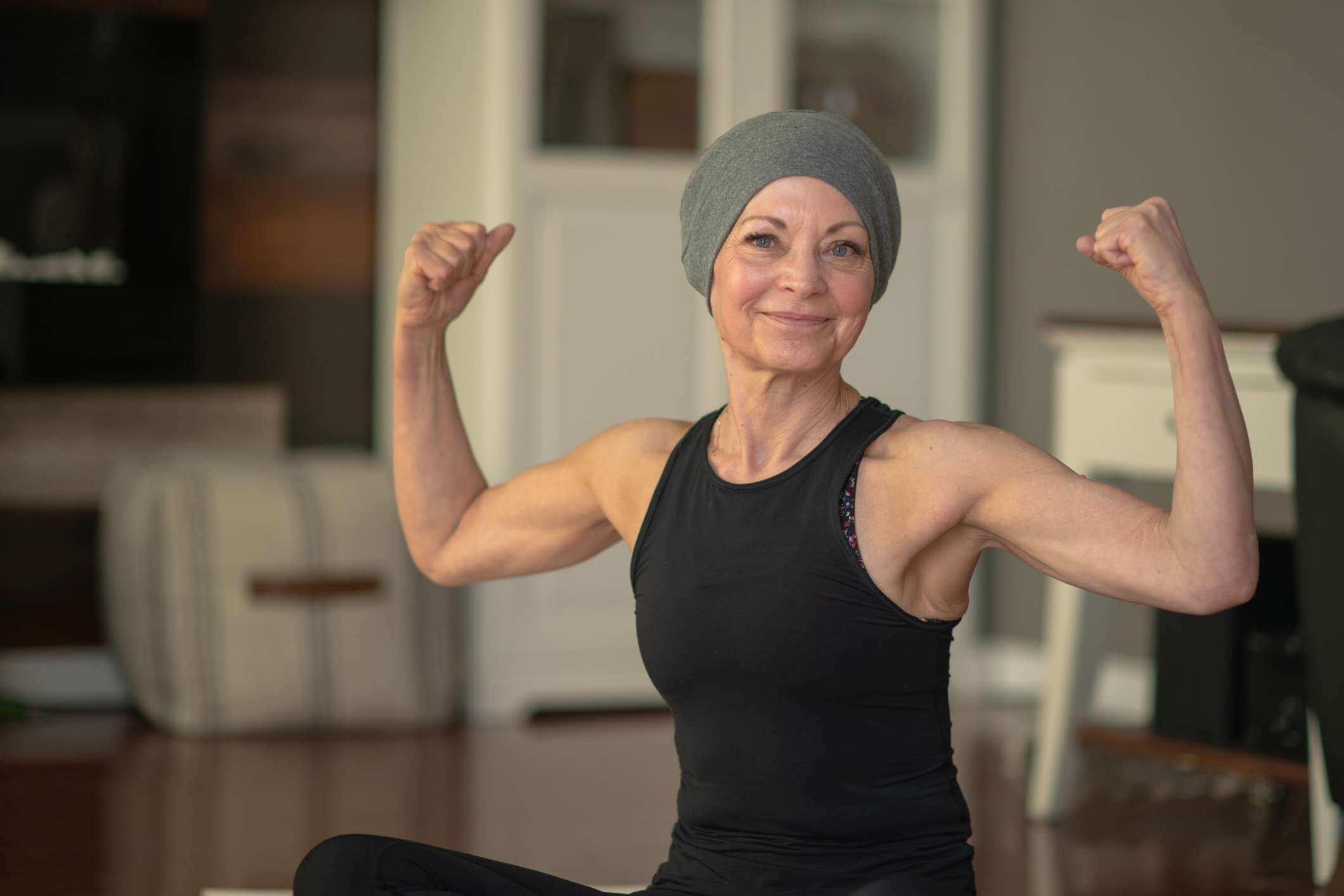 Ältere Frau mit Krebsbeugung
