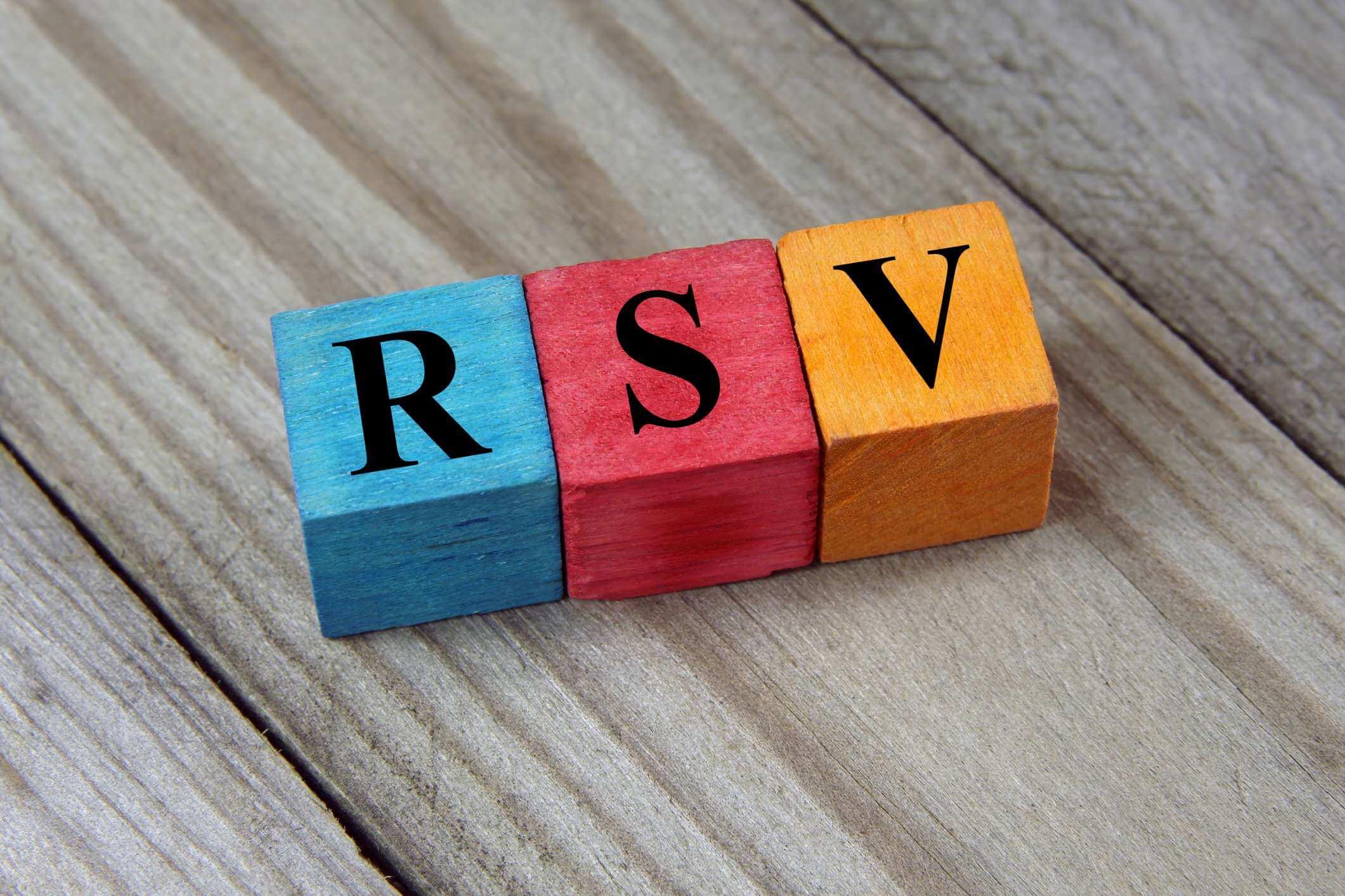 Akronym RSV (Respiratory Syncitial Virus) auf bunten Holzwürfeln