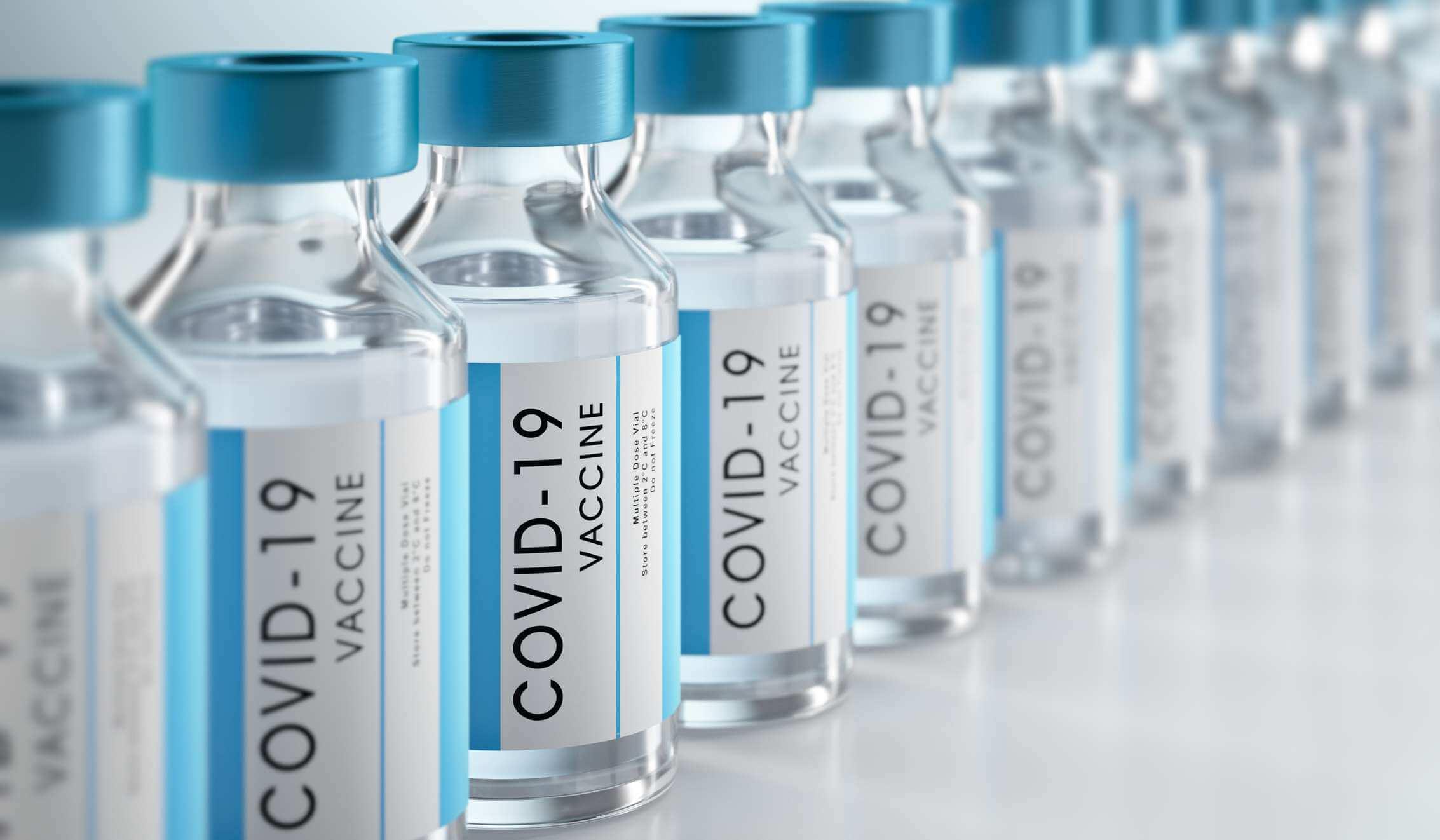 Reihen-Covid-19- oder Coronavirus-Impfstoffflaschen auf weißem Hintergrund