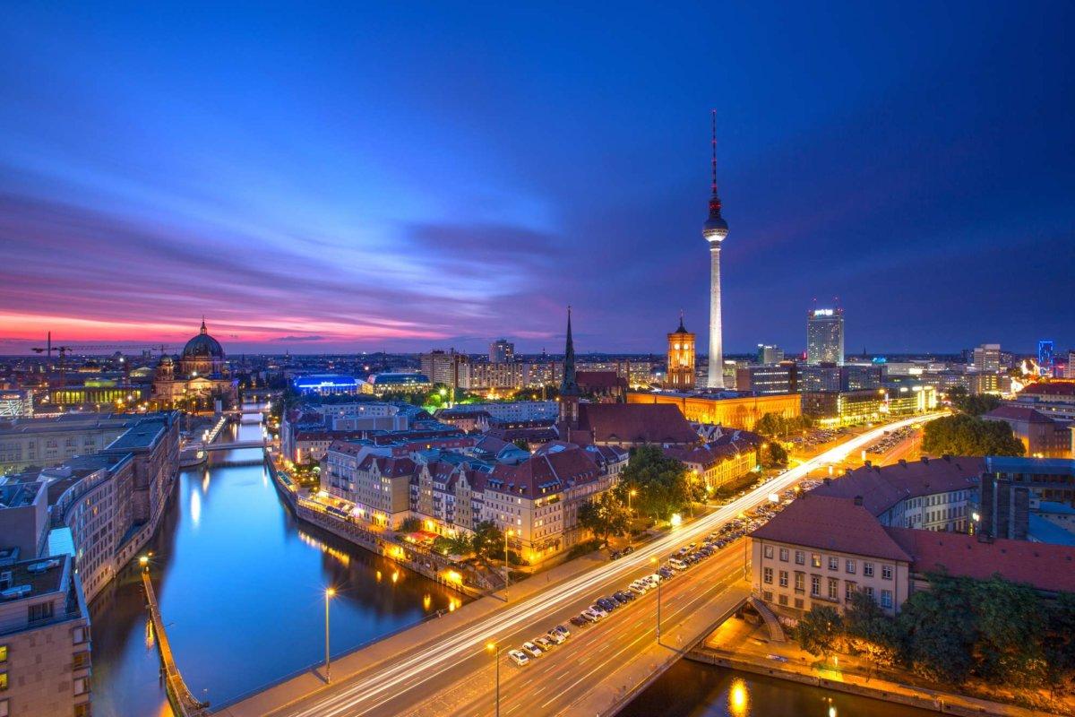 Berliner Skyline-Stadtpanorama mit blauem Himmelssonnenuntergang und Verkehr