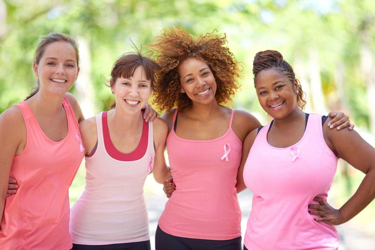 Porträt einer Gruppe von Frauen, die an einer Fitnessveranstaltung teilnehmen, um auf Brustkrebs aufmerksam zu machen
