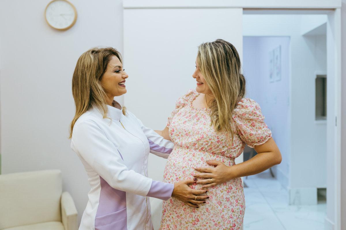 Porträt einer schwangeren Frau und einer Geburtshelferin