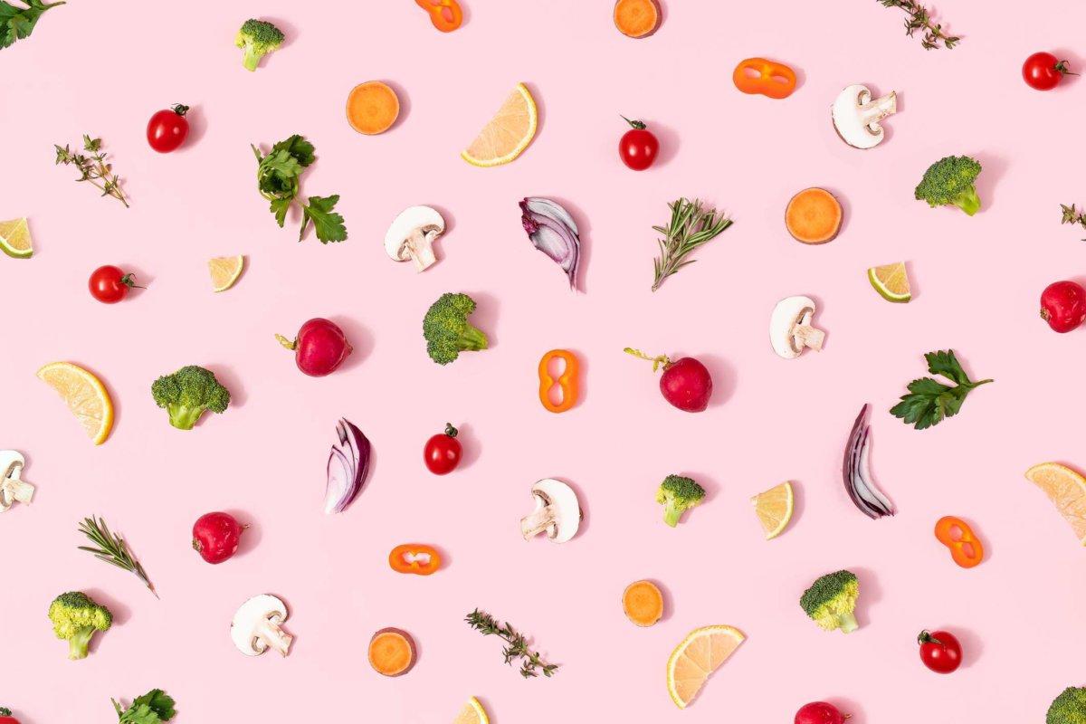 Muster gesunder Bio-Lebensmittel mit Gemüse auf sommerrosa Hintergrund