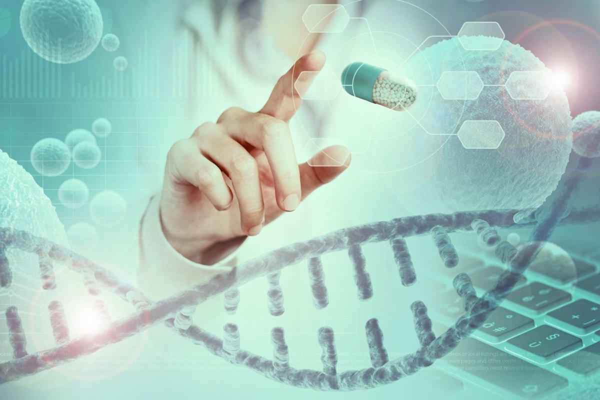 Wissenschaftler zeigen mit dem Finger auf ein Kapselhologramm über der DNA-Helix