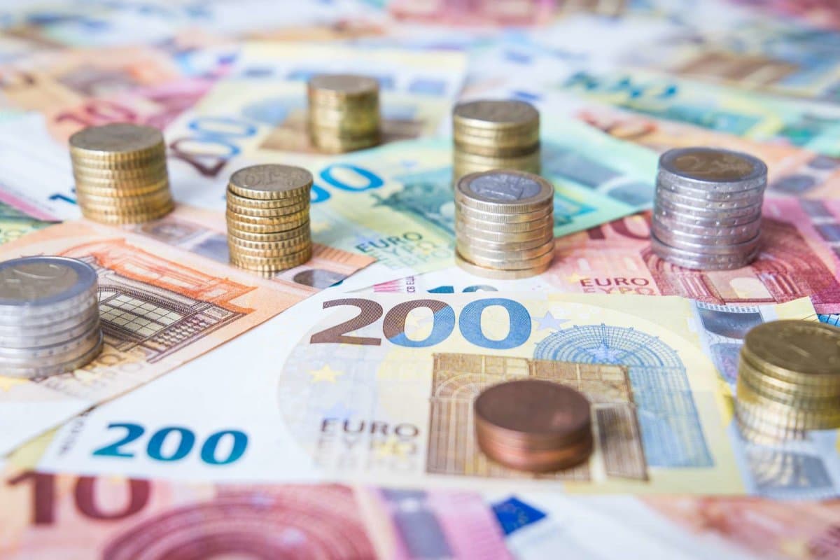 Eine Kombination verschiedener Euro-Banknoten und Euro-Münzen als Nahaufnahme