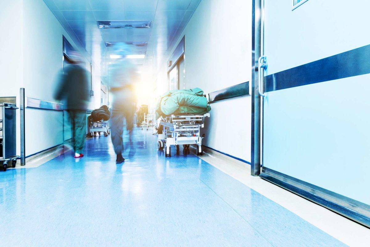 Ärzte oder Krankenschwestern gehen im Flur des Krankenhauses, verschwommene Bewegung