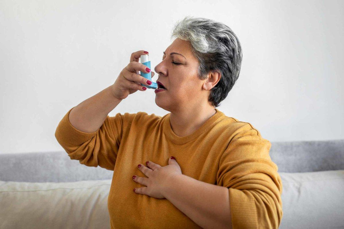 Frau benutzt Asthmainhalator