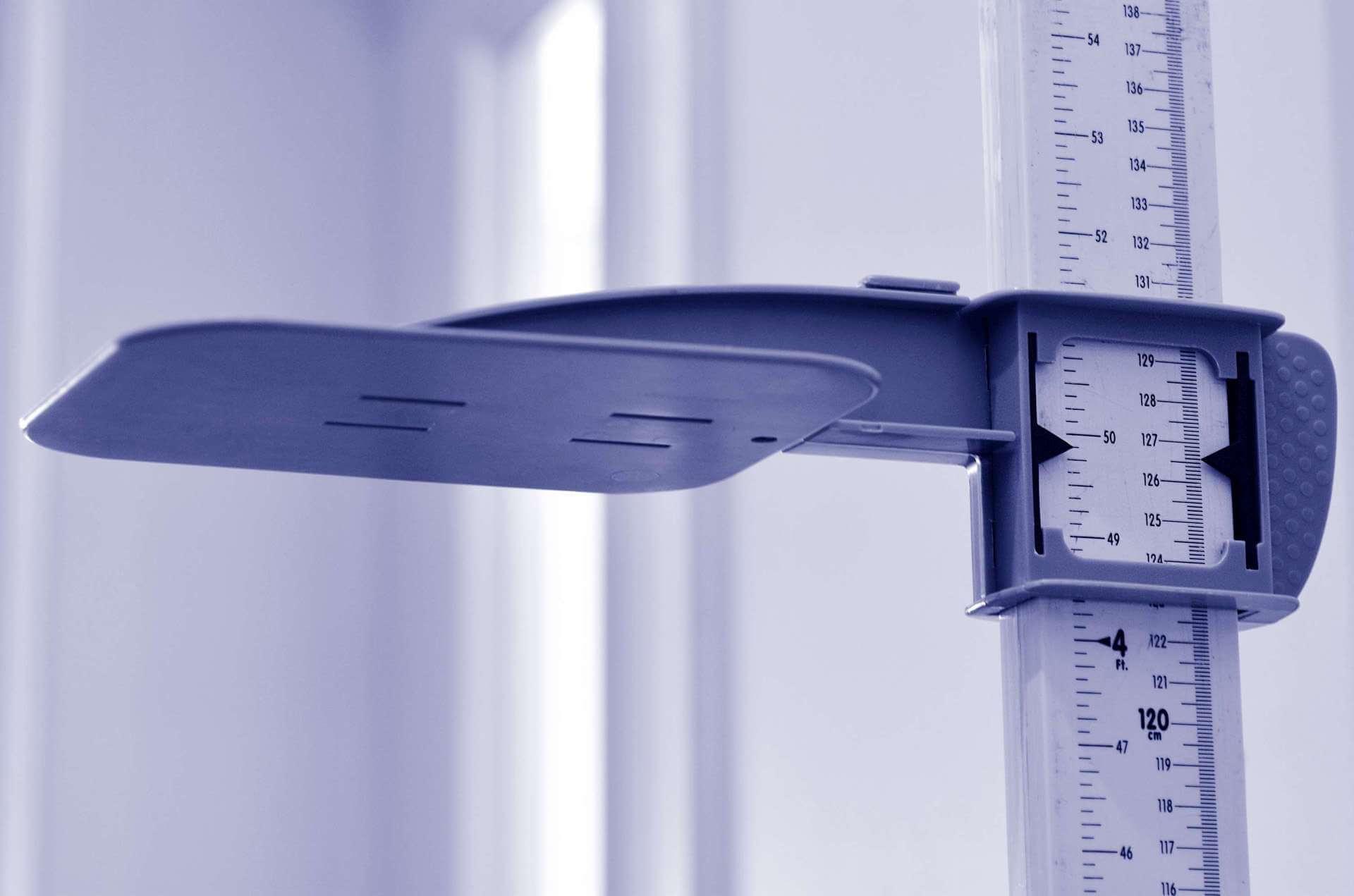 Stadiometer – Geräte zur Messung der menschlichen Körpergröße. Nahaufnahme. Konzeptfoto von Medizin, Lebensstil, Größe und Wachstum.