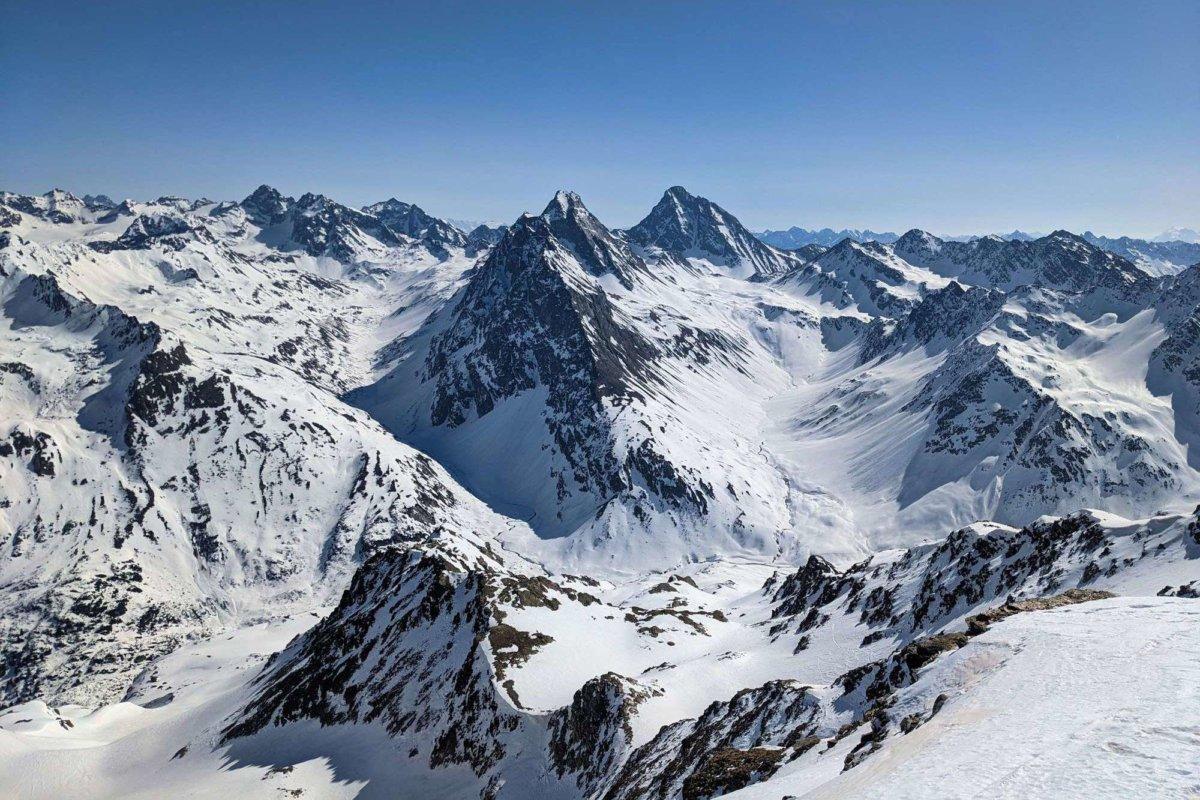 Wunderschöne Aussicht auf die Schweizer Berge vom Pischahorn oberhalb von Davos Klosters im Kanton Graubünden. Skitouren in der Schweiz