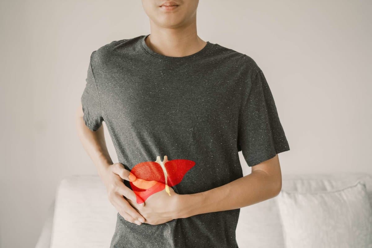 Junger Mann mit Leberschmerzen, Hepatitis-Impfung, Behandlung von Leberkrebs, Welt-Hepatitis-Tag