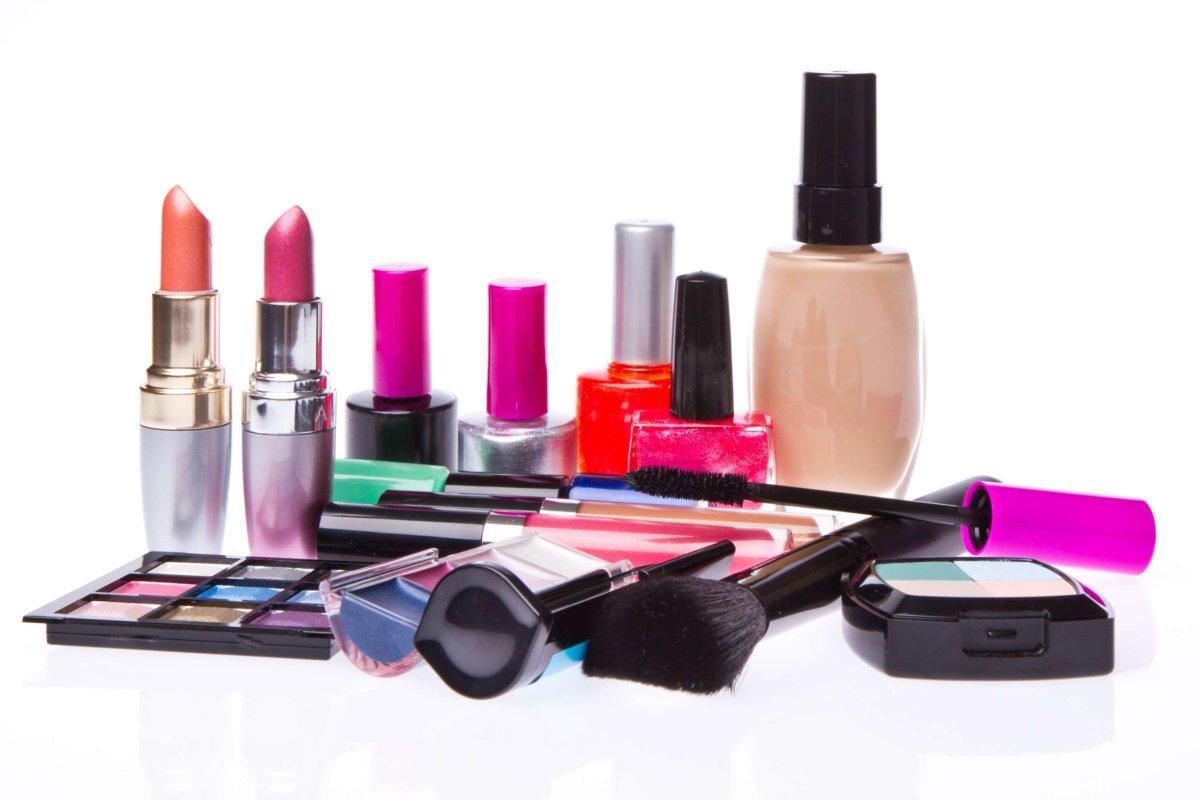 Satz Make-up-Produkte isoliert auf weißem Hintergrund