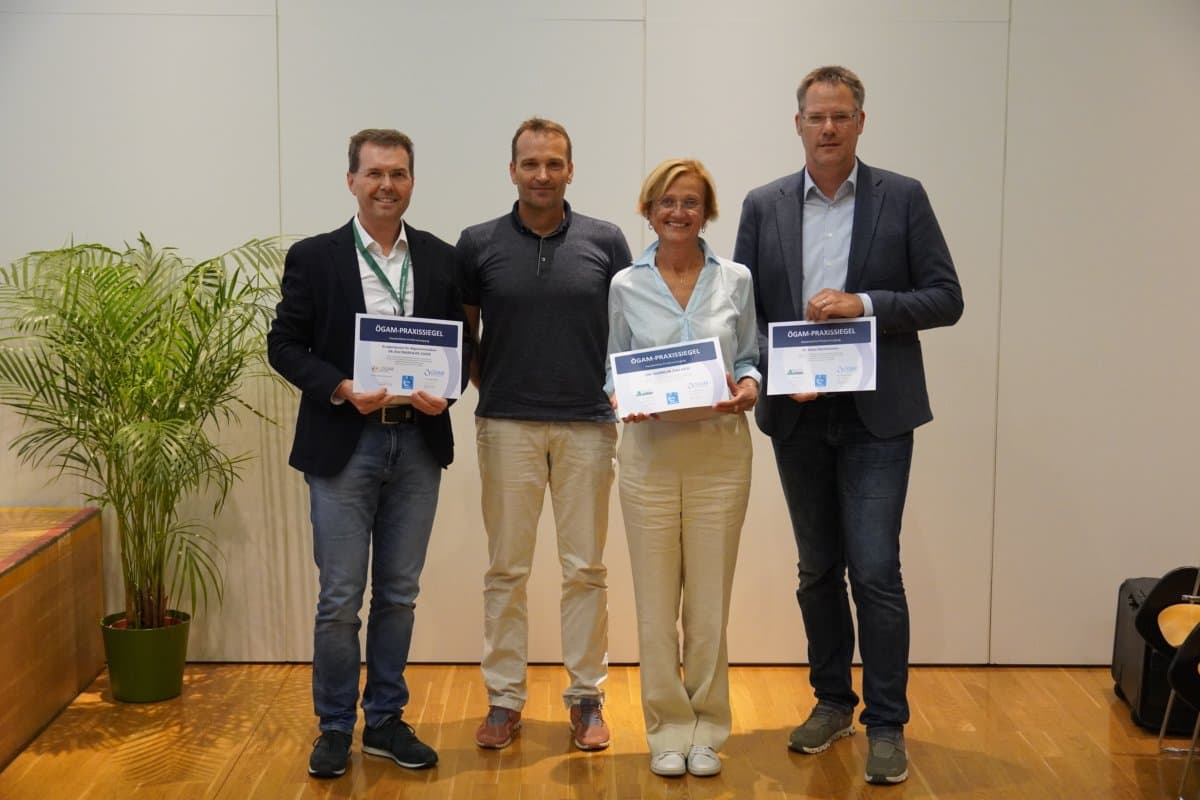 2023_09_21_Antonia Sendlhofer_Gruppenfoto Verleihung ÖGAM Praxissiegel