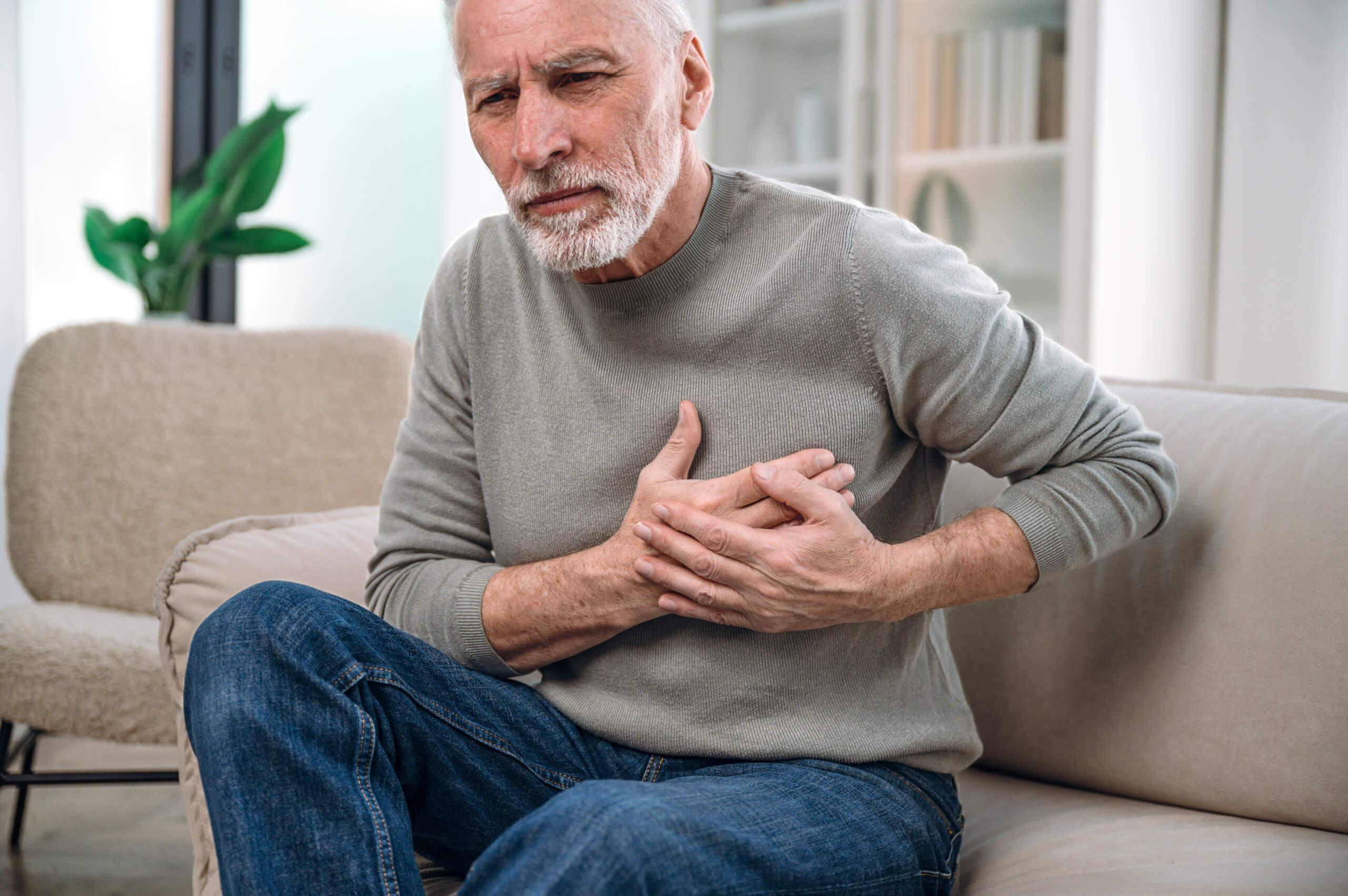 Reifer Mann verspürt Herzschmerzen in der Brust