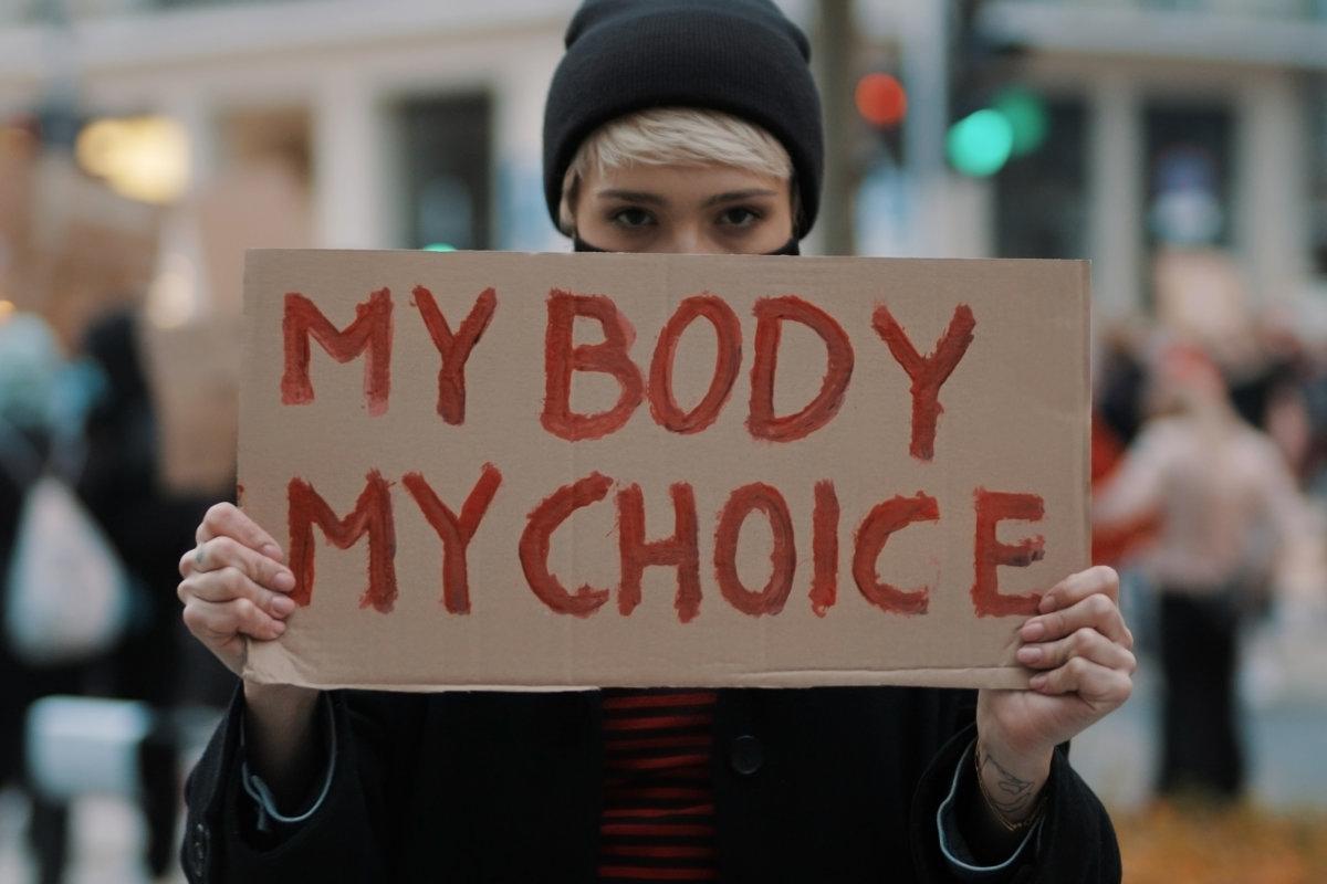 Frau hält ein Schild „Mein Körper, meine Wahl“. Protest gegen Verschärfung des Abtreibungsgesetzes.