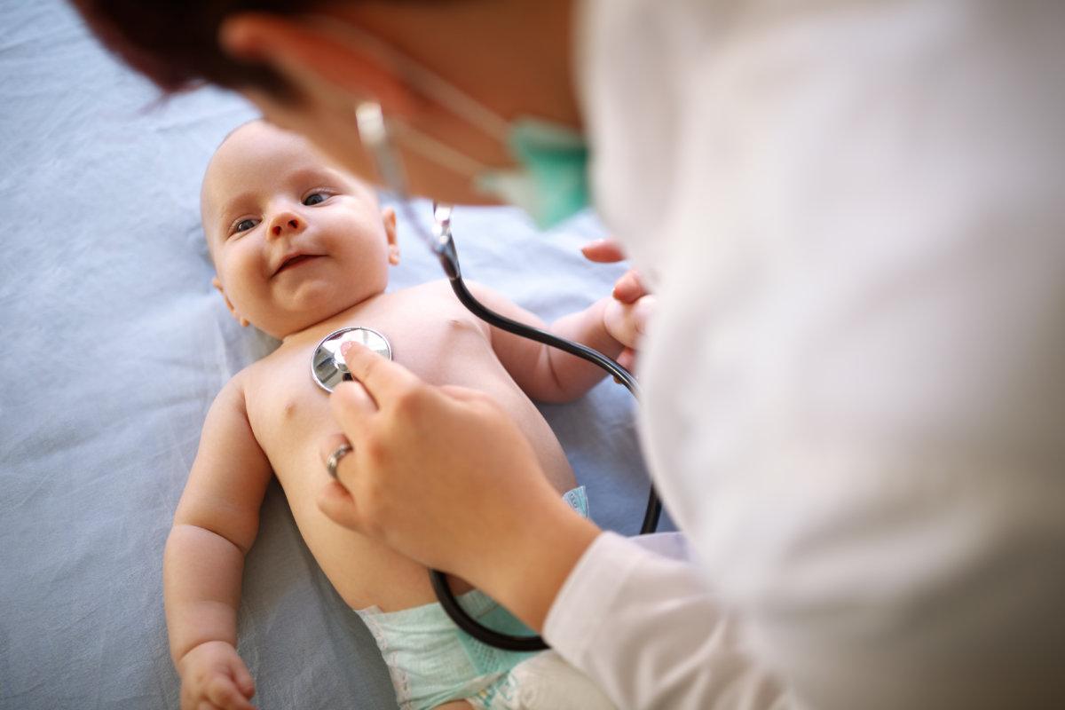 Schönes Baby wird vom Kinderarzt mit Stethoskop untersucht