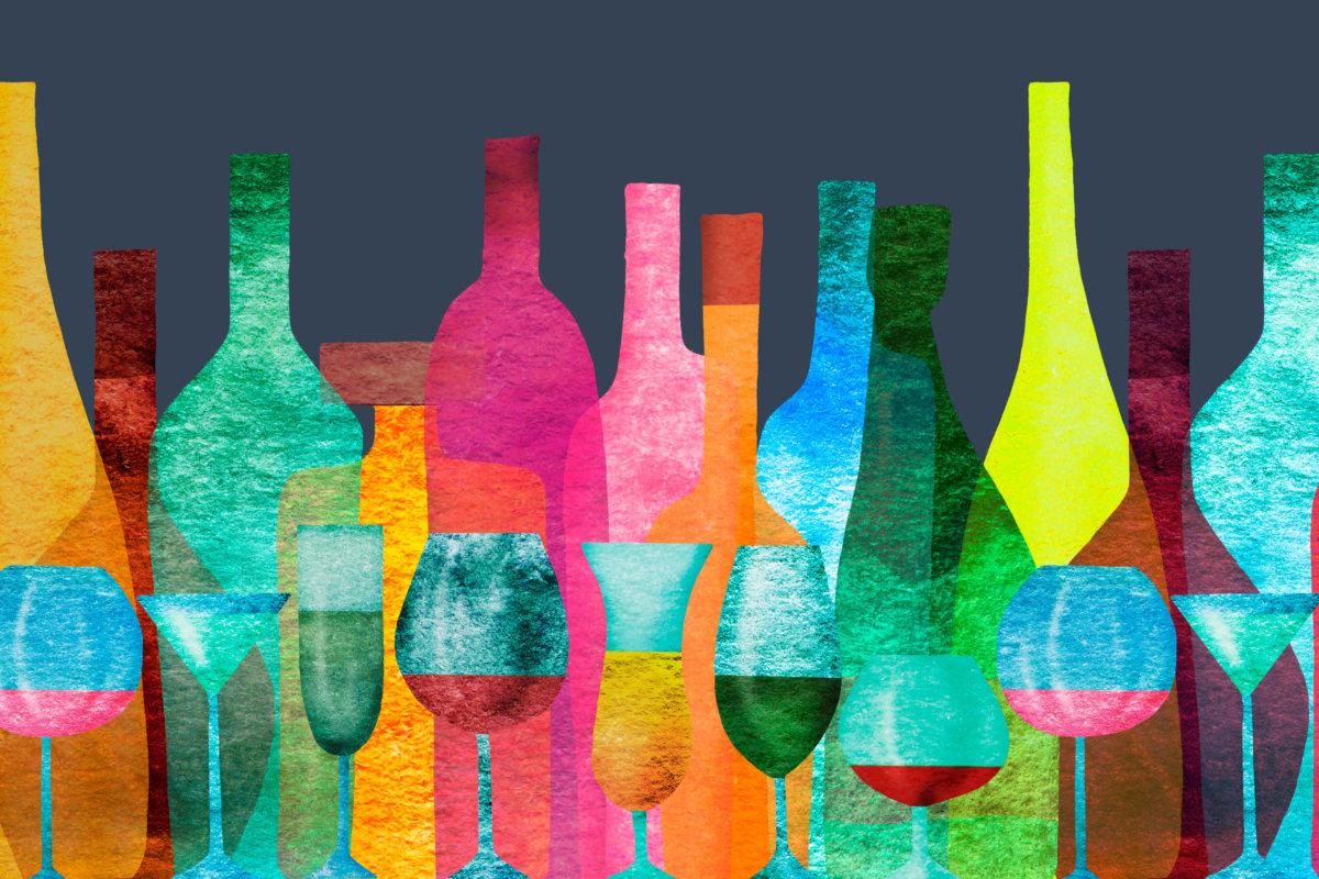 Nahtloser Bandrand mit stilisierten Silhouetten farbiger Alkoholflaschen und Gläser. Aquarell.