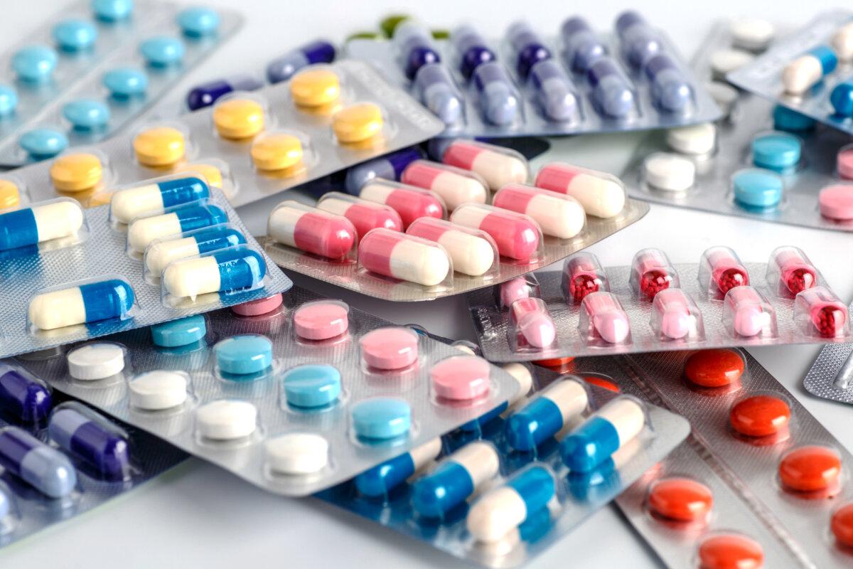 Arzneimittelrezept für Behandlungsmedikamente. Pharmazeutisches Medikament, Heilmittel im Behälter für die Gesundheit.