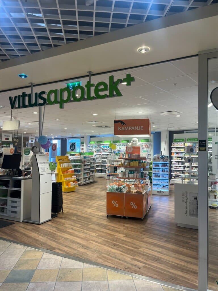 2024-04-04_c-Vitusapotek-Isbjørn-Hammerfest_Foto-vitusapotek-Eingang